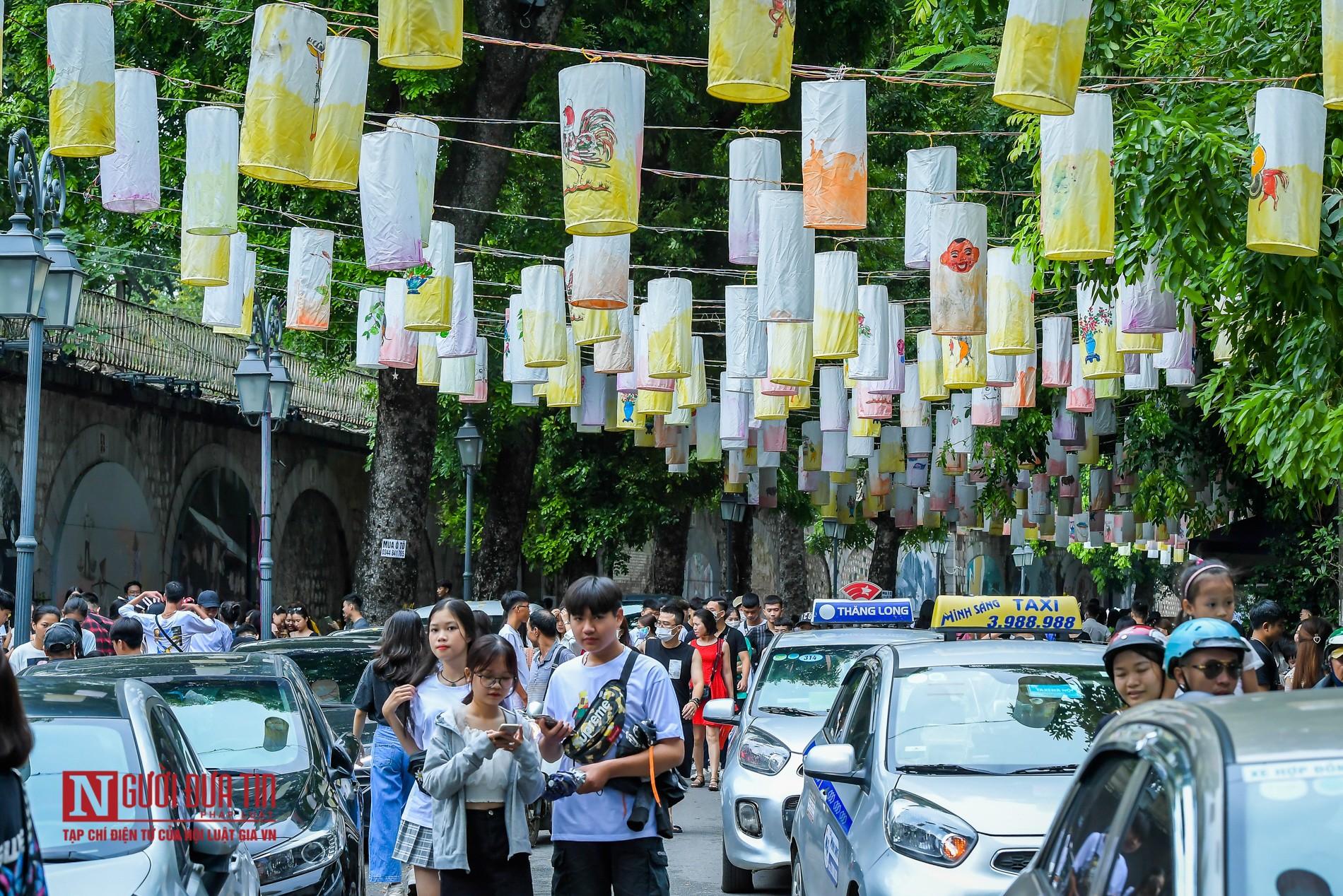 Tin nhanh - Hà Nội: Phố Phùng Hưng rực rỡ hàng nghìn đèn lồng đón Trung thu (Hình 9).