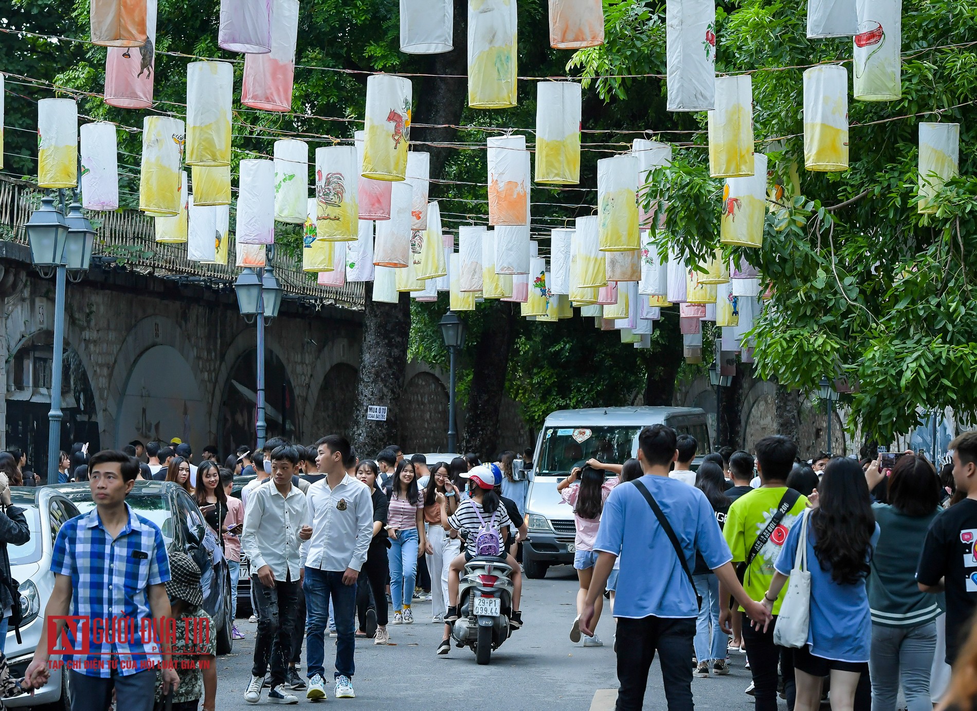 Tin nhanh - Hà Nội: Phố Phùng Hưng rực rỡ hàng nghìn đèn lồng đón Trung thu