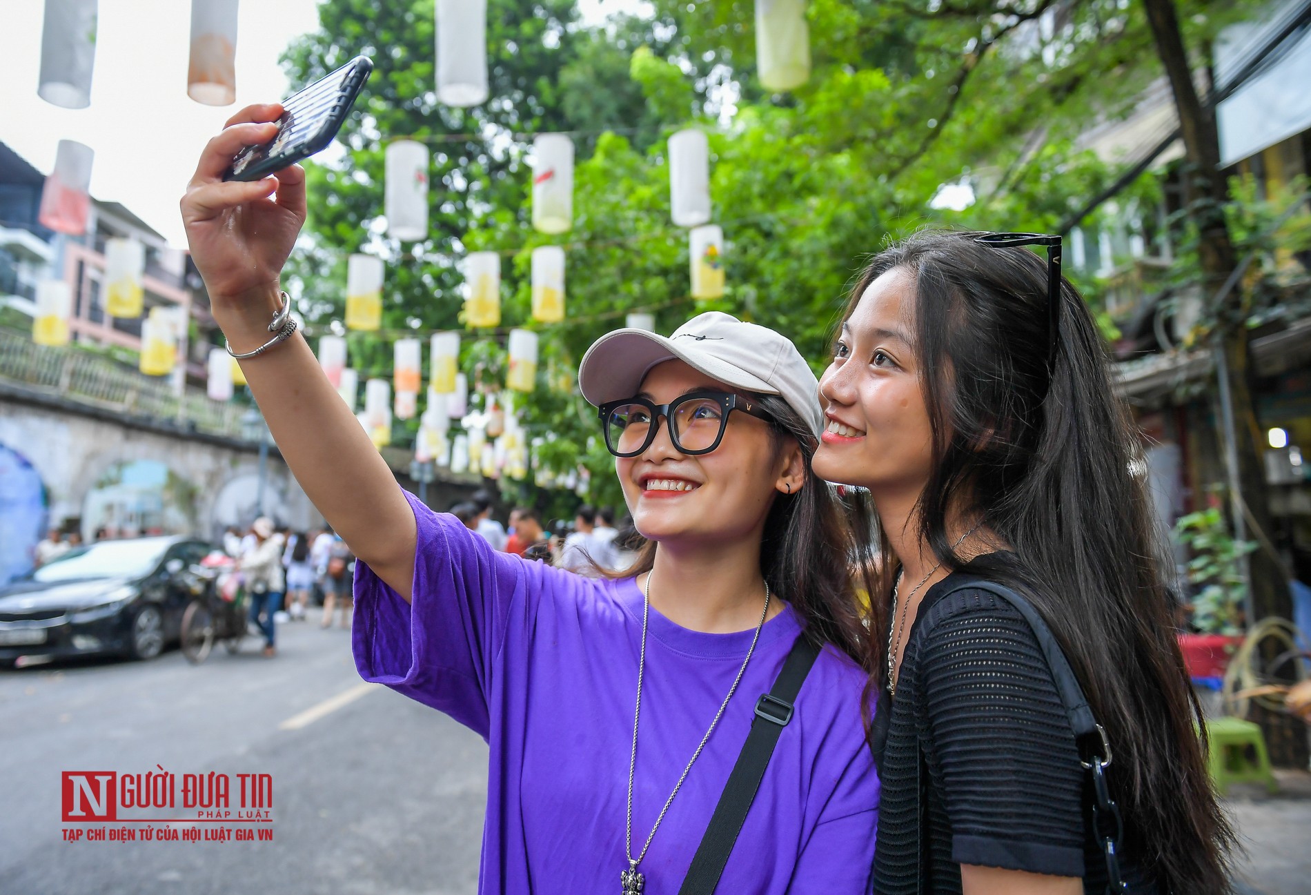 Tin nhanh - Hà Nội: Phố Phùng Hưng rực rỡ hàng nghìn đèn lồng đón Trung thu (Hình 6).