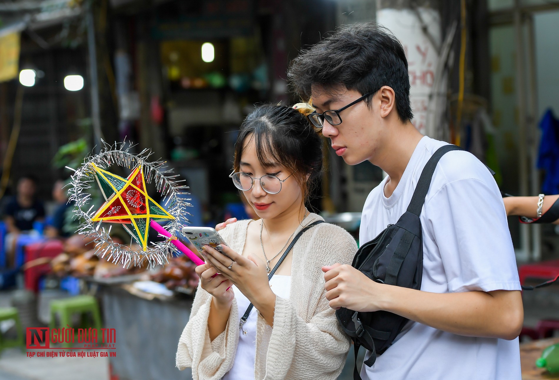 Tin nhanh - Hà Nội: Phố Phùng Hưng rực rỡ hàng nghìn đèn lồng đón Trung thu (Hình 8).