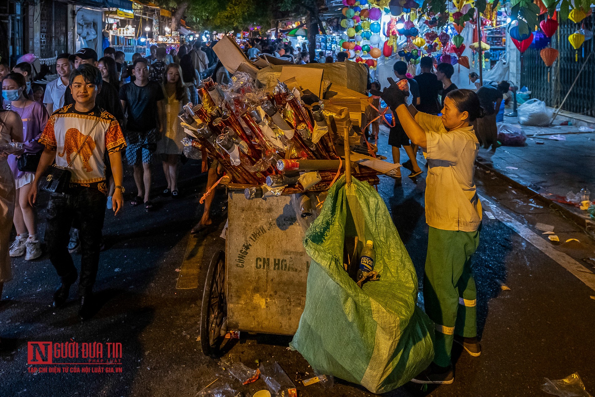 Tin nhanh - Hậu Trung thu, rác thải tràn ngập phố cổ Hà Nội (Hình 10).