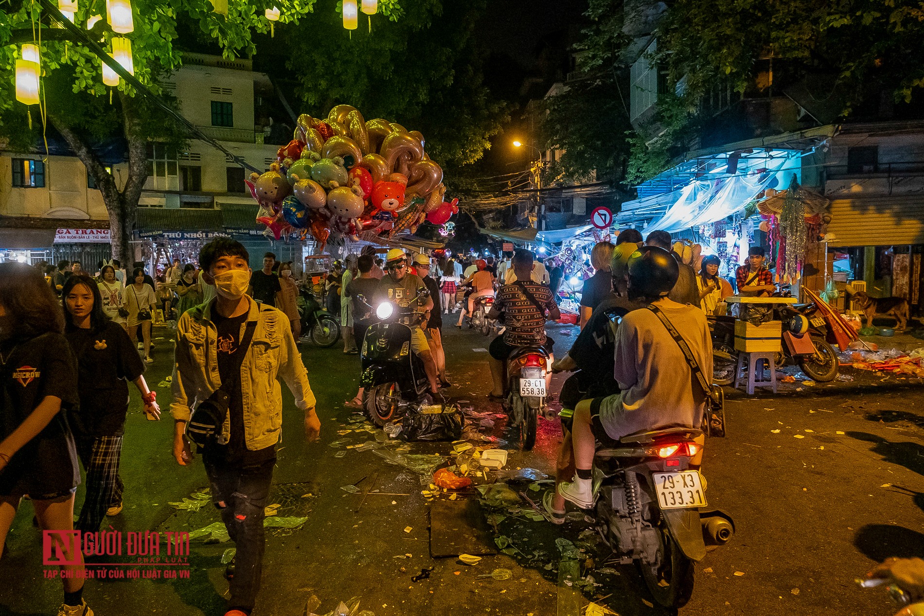 Tin nhanh - Hậu Trung thu, rác thải tràn ngập phố cổ Hà Nội