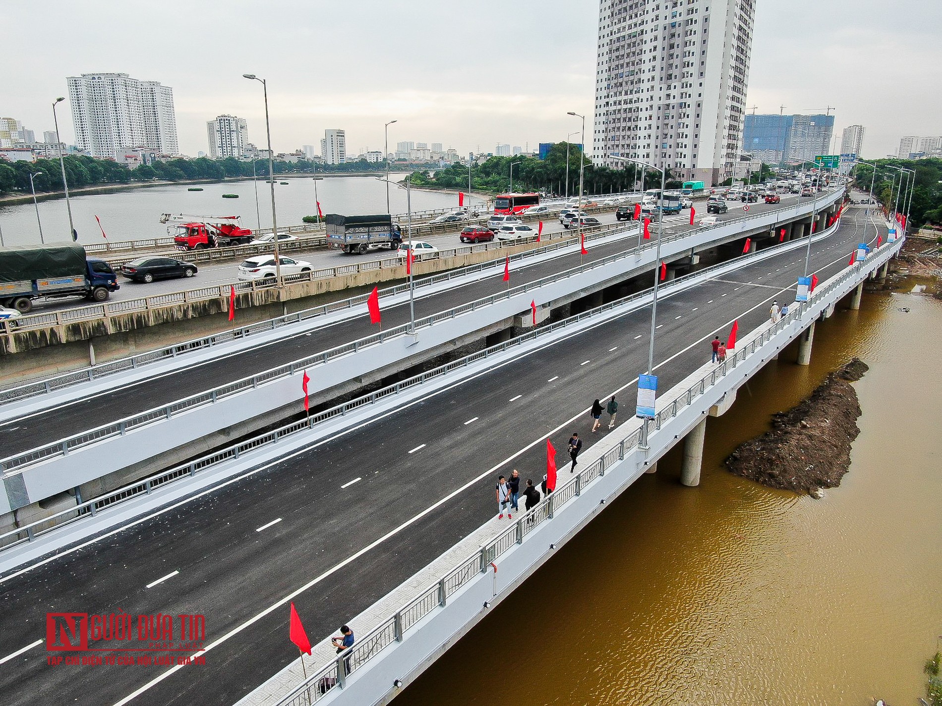 Tin nhanh - Hà Nội: Thông xe cầu vượt thấp qua hồ Linh Đàm (Hình 2).