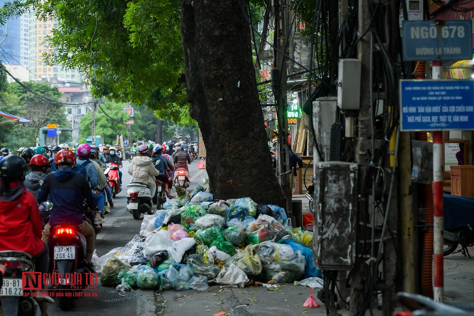 Tin nhanh - Hà Nội: Rác thải bủa vây nhiều tuyến phố (Hình 11).