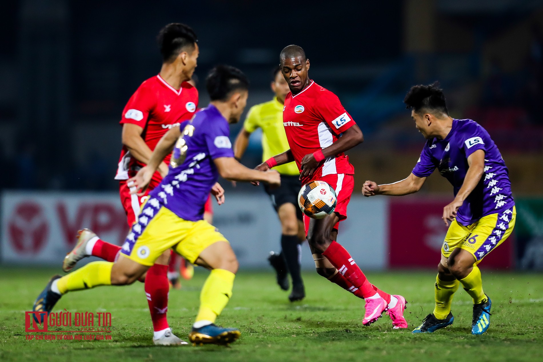 Tin nhanh - Chùm ảnh: Cầm hòa 0-0, Viettel giữ vững ngôi đầu bảng (Hình 17).