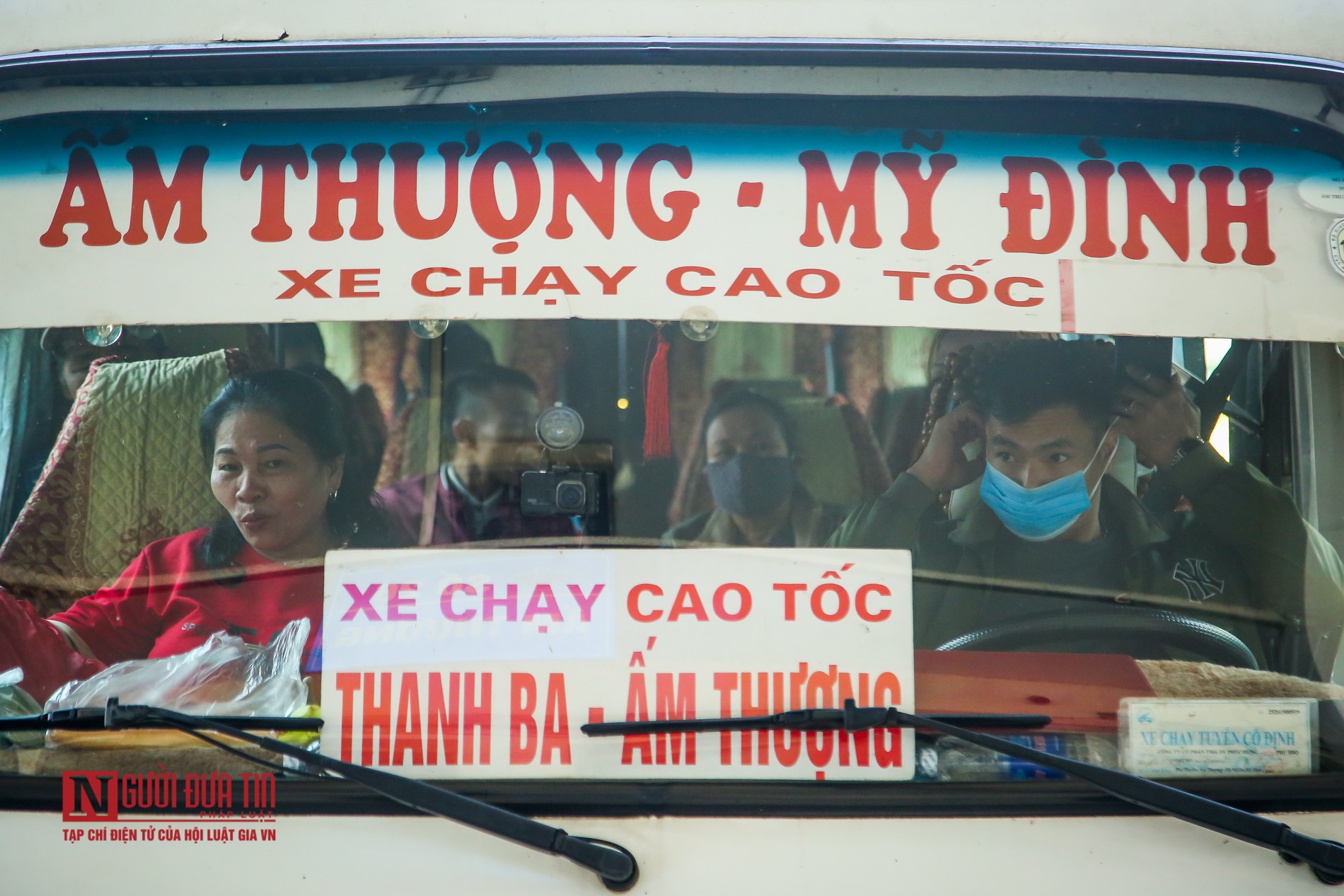 Tin nhanh - Hà Nội: Nhiều người “quên” đeo khẩu trang tại bến xe (Hình 12).