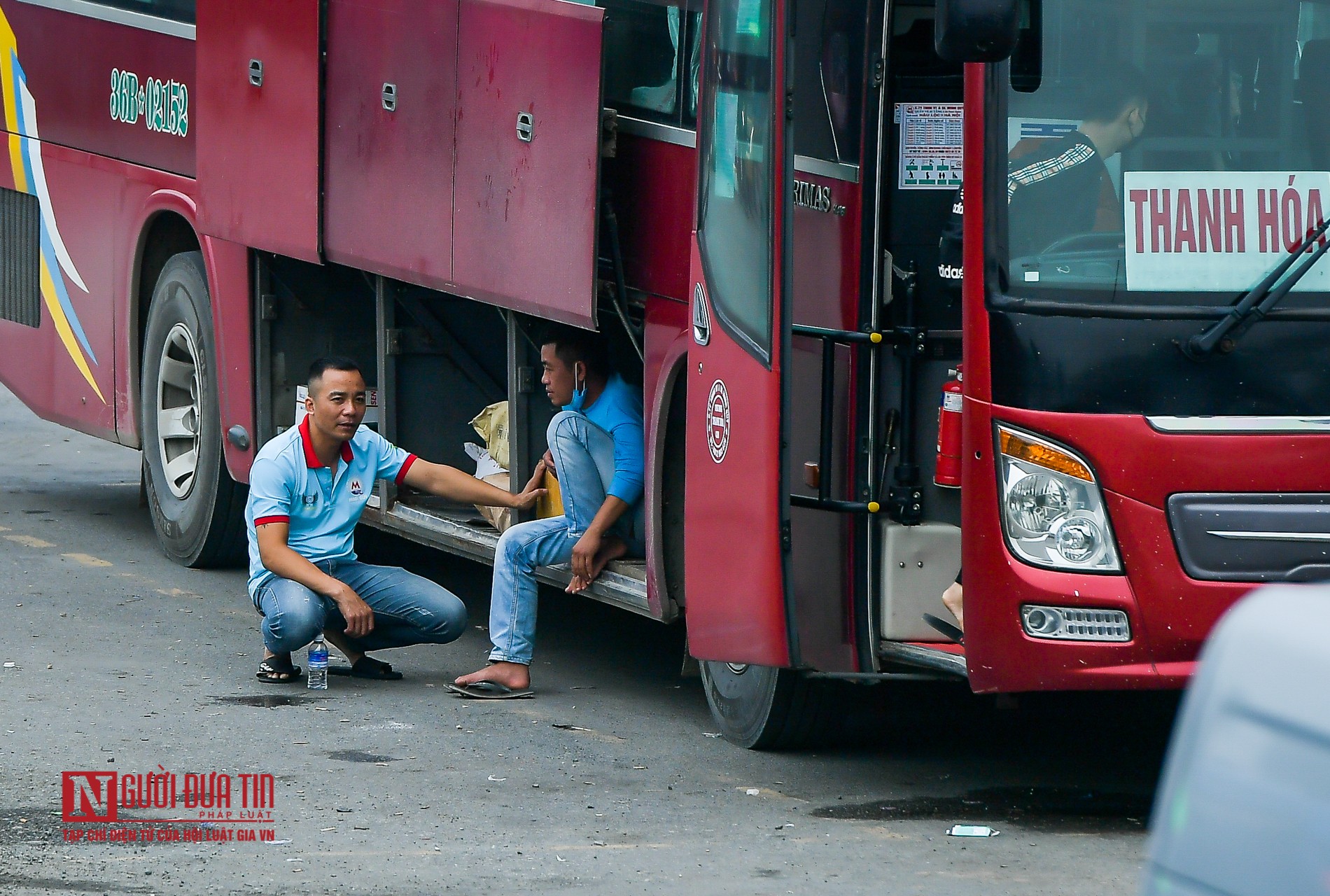 Tin nhanh - Hà Nội: Nhiều người “quên” đeo khẩu trang tại bến xe (Hình 9).