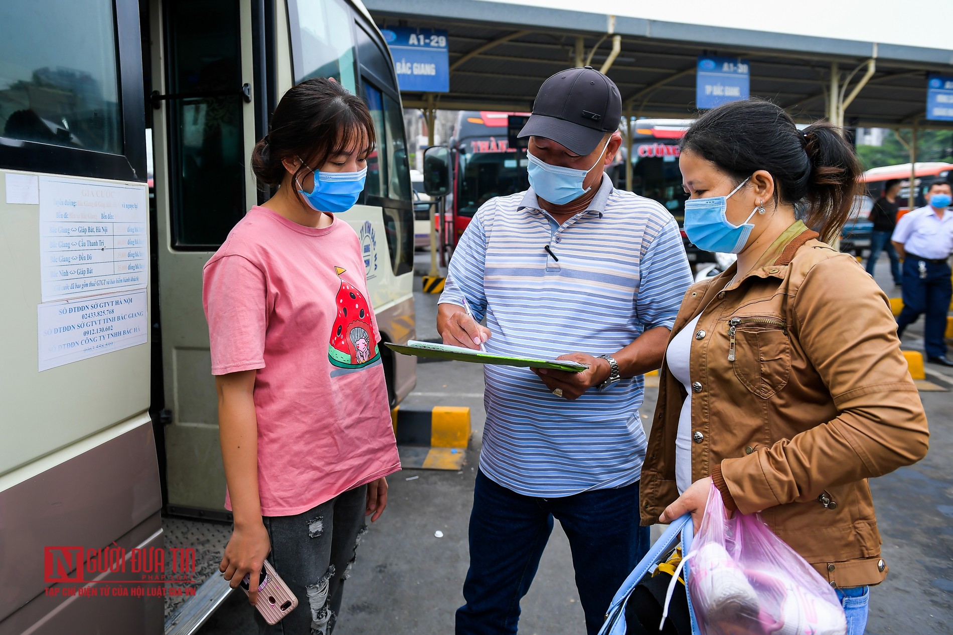 Tin nhanh - Hà Nội: Nhiều người “quên” đeo khẩu trang tại bến xe (Hình 6).