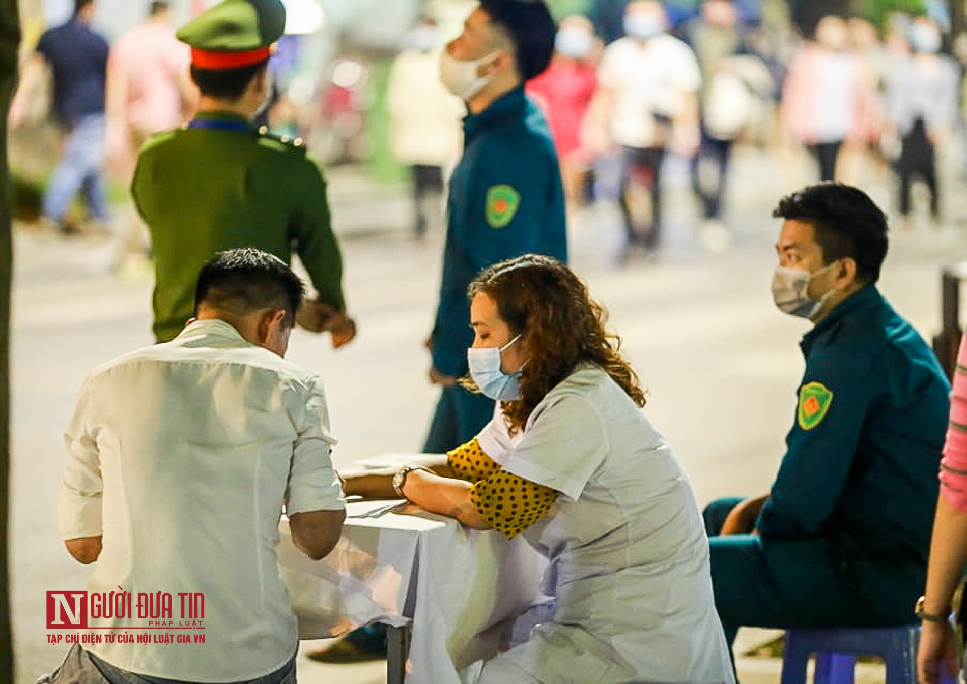 Tin nhanh - Hà Nội: “Quên” khẩu trang, nhiều người không được vào phố đi bộ (Hình 13).