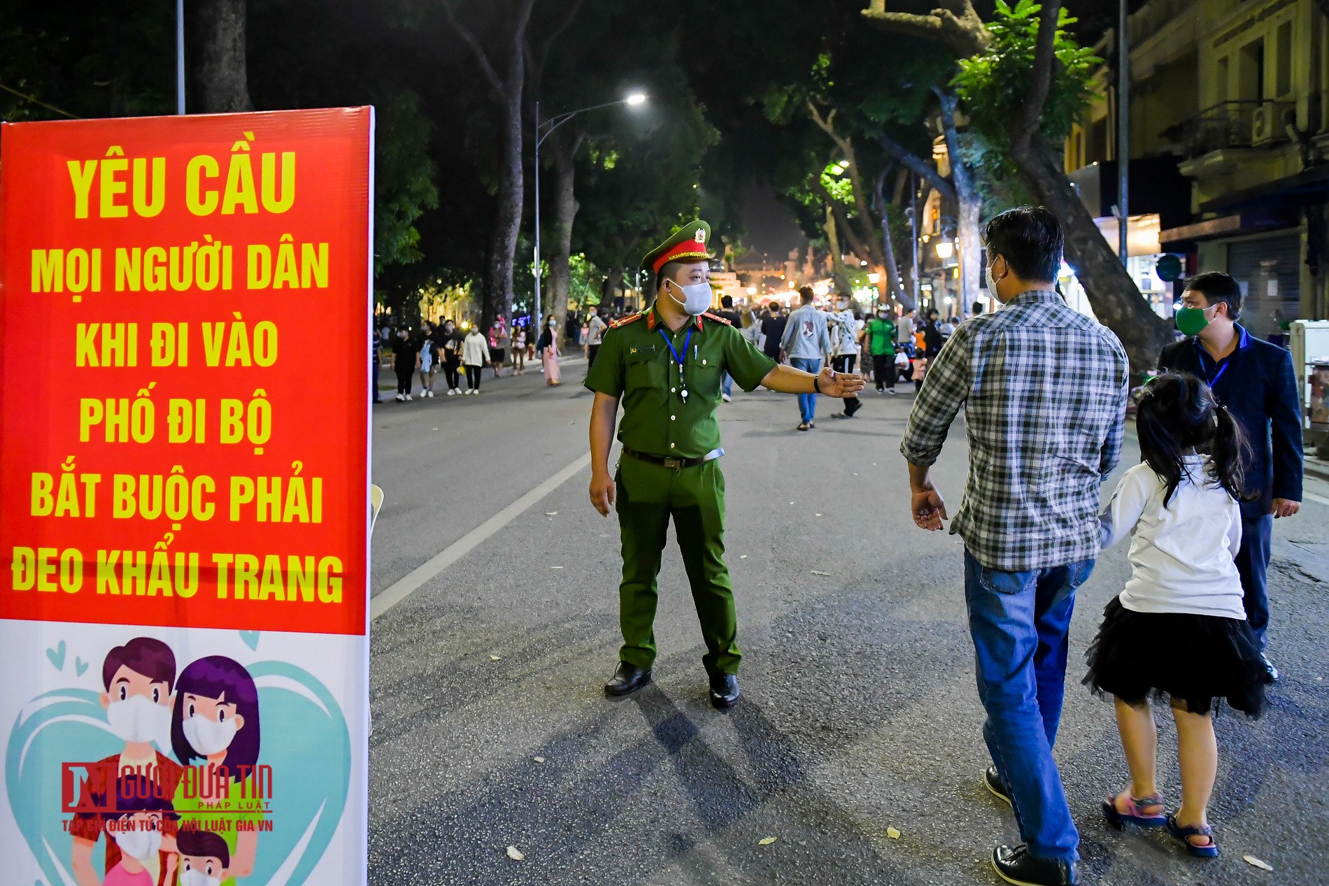 Tin nhanh - Hà Nội: “Quên” khẩu trang, nhiều người không được vào phố đi bộ (Hình 2).