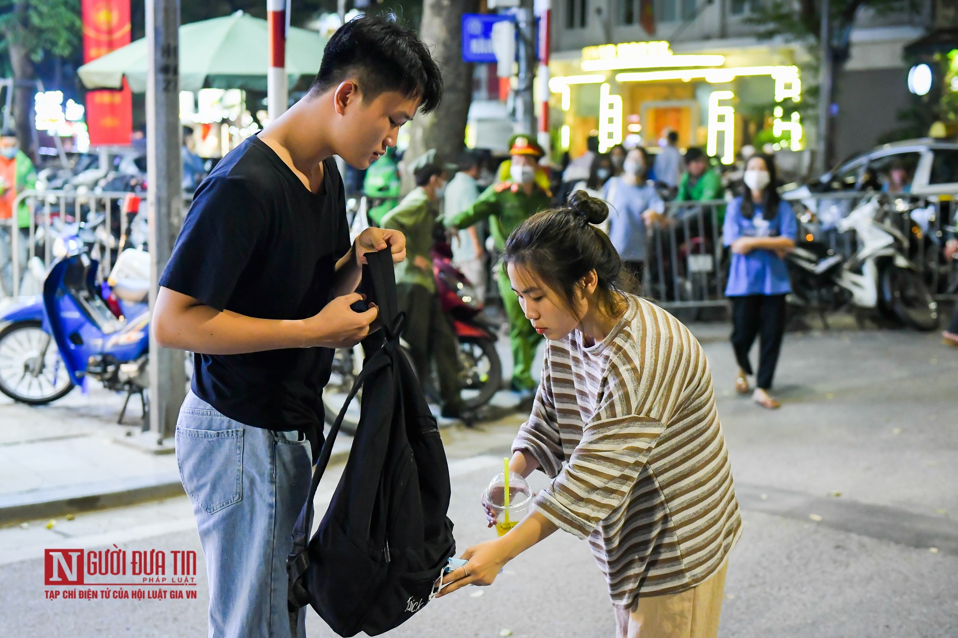 Tin nhanh - Hà Nội: “Quên” khẩu trang, nhiều người không được vào phố đi bộ (Hình 11).