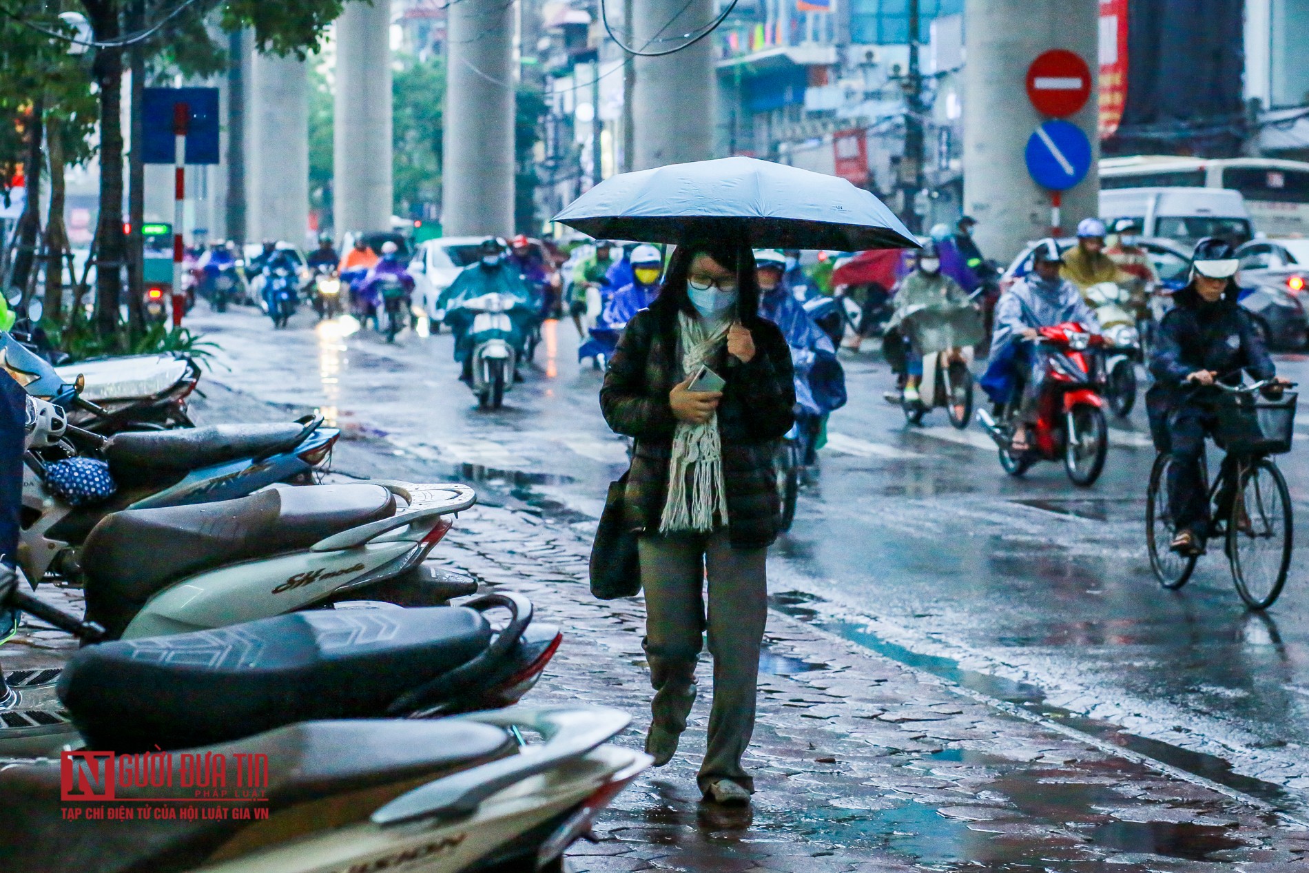 Tin nhanh - Hà Nội: Mưa lạnh, người dân khổ sở ra đường (Hình 8).