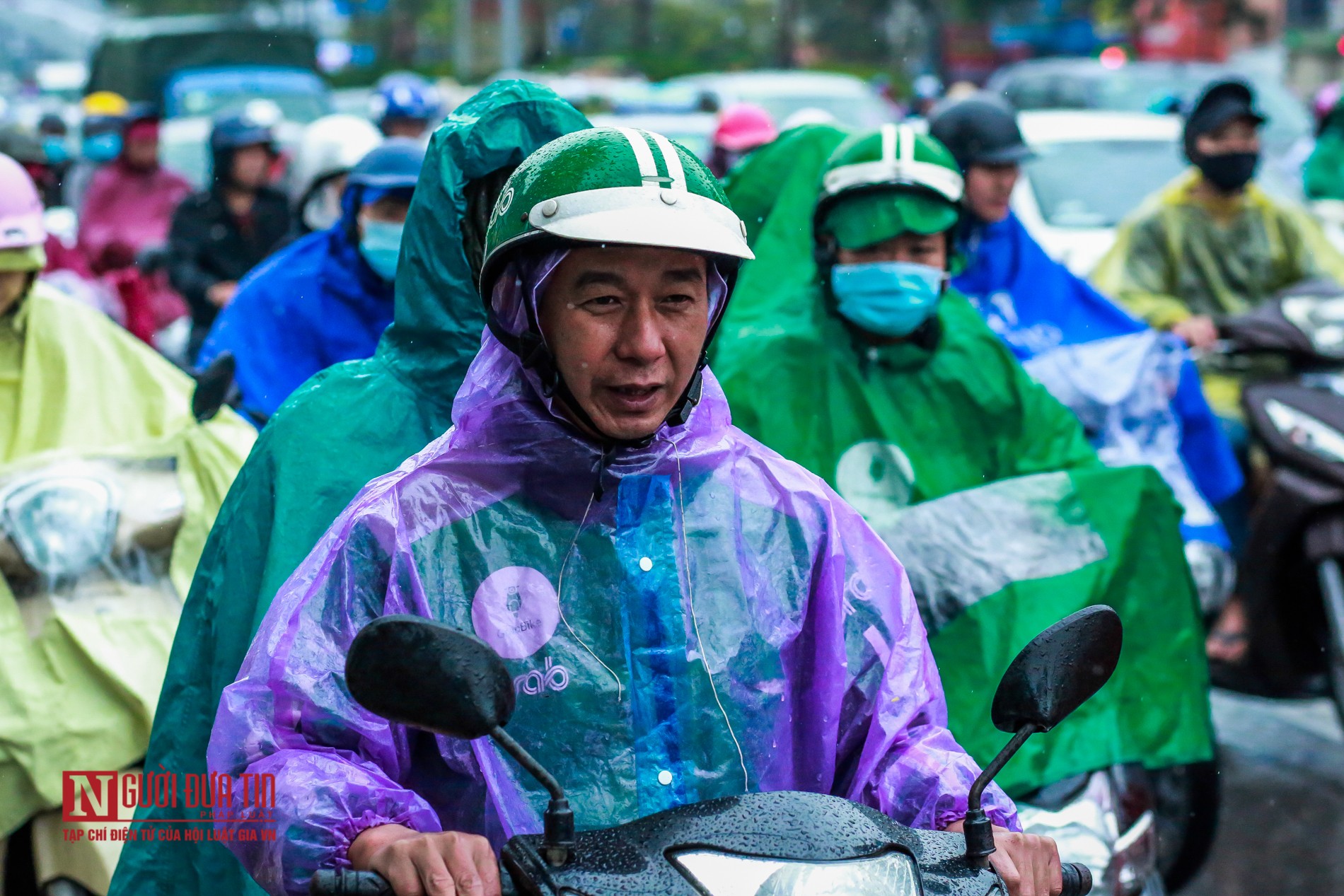 Tin nhanh - Hà Nội: Mưa lạnh, người dân khổ sở ra đường (Hình 9).