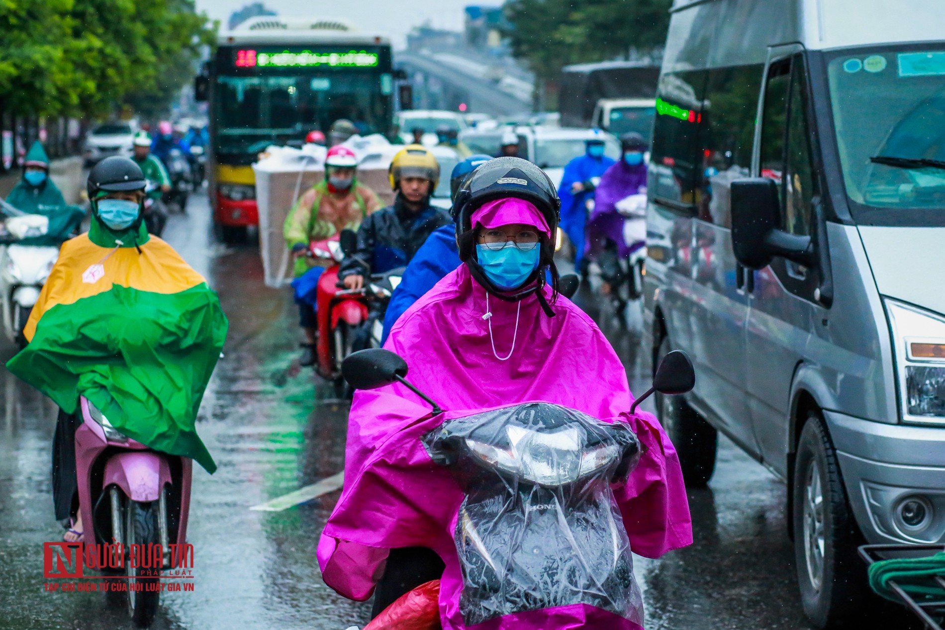 Tin nhanh - Hà Nội: Mưa lạnh, người dân khổ sở ra đường (Hình 2).