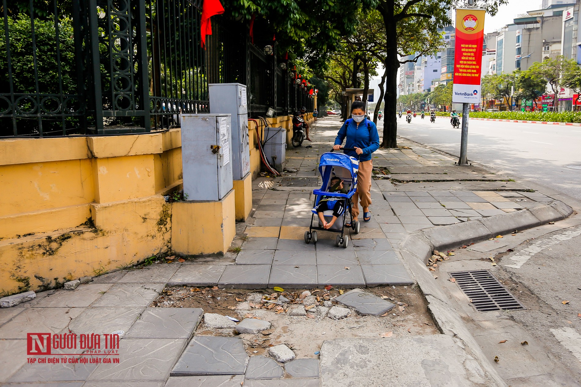 Tin nhanh - Hà Nội: Vỉa hè '70 năm' vừa hoàn thiện lại tiếp tục xuống cấp