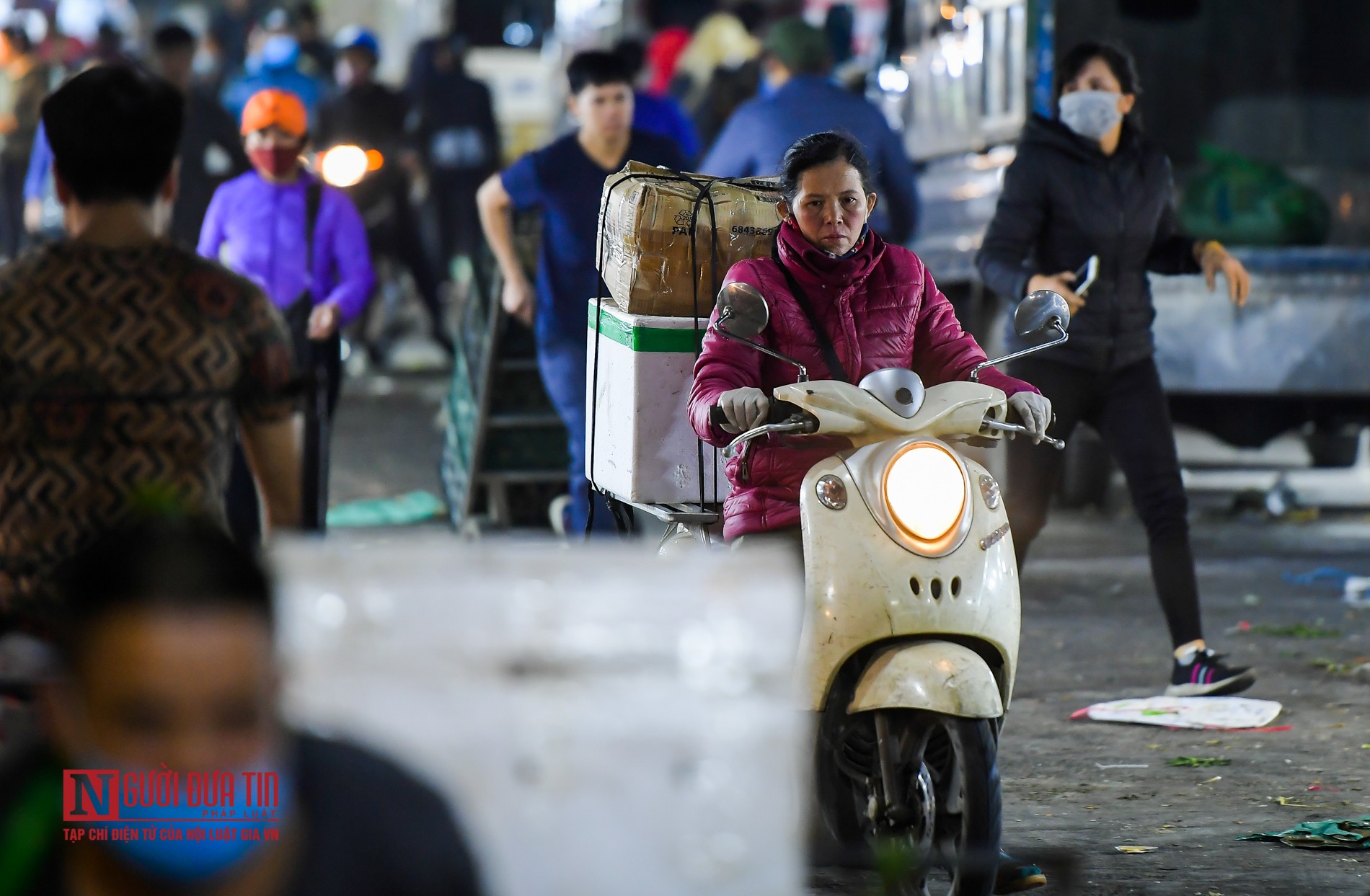 Tin nhanh - Nhiều người không đeo khẩu trang tại chợ Long Biên (Hình 3).