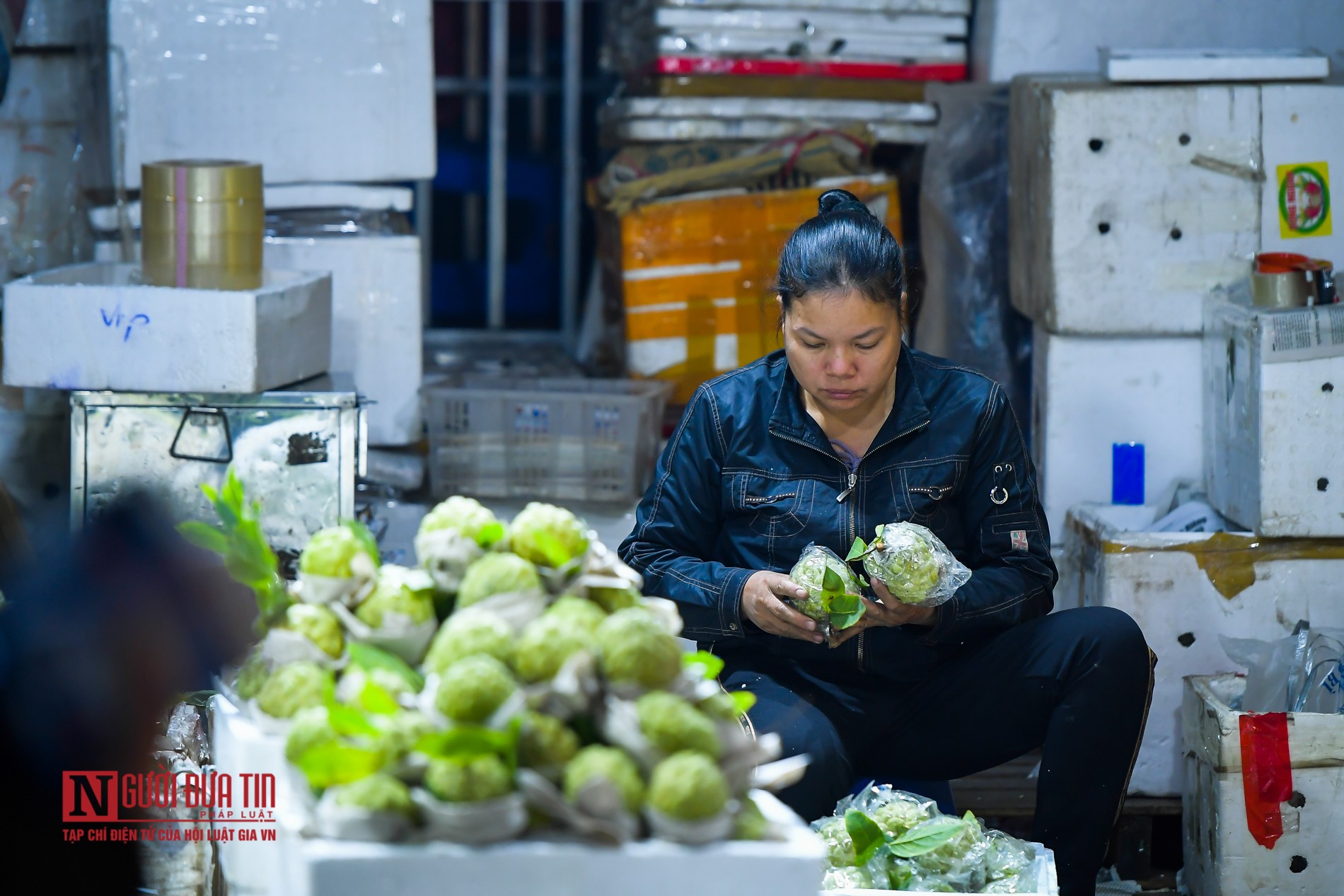 Tin nhanh - Nhiều người không đeo khẩu trang tại chợ Long Biên (Hình 5).