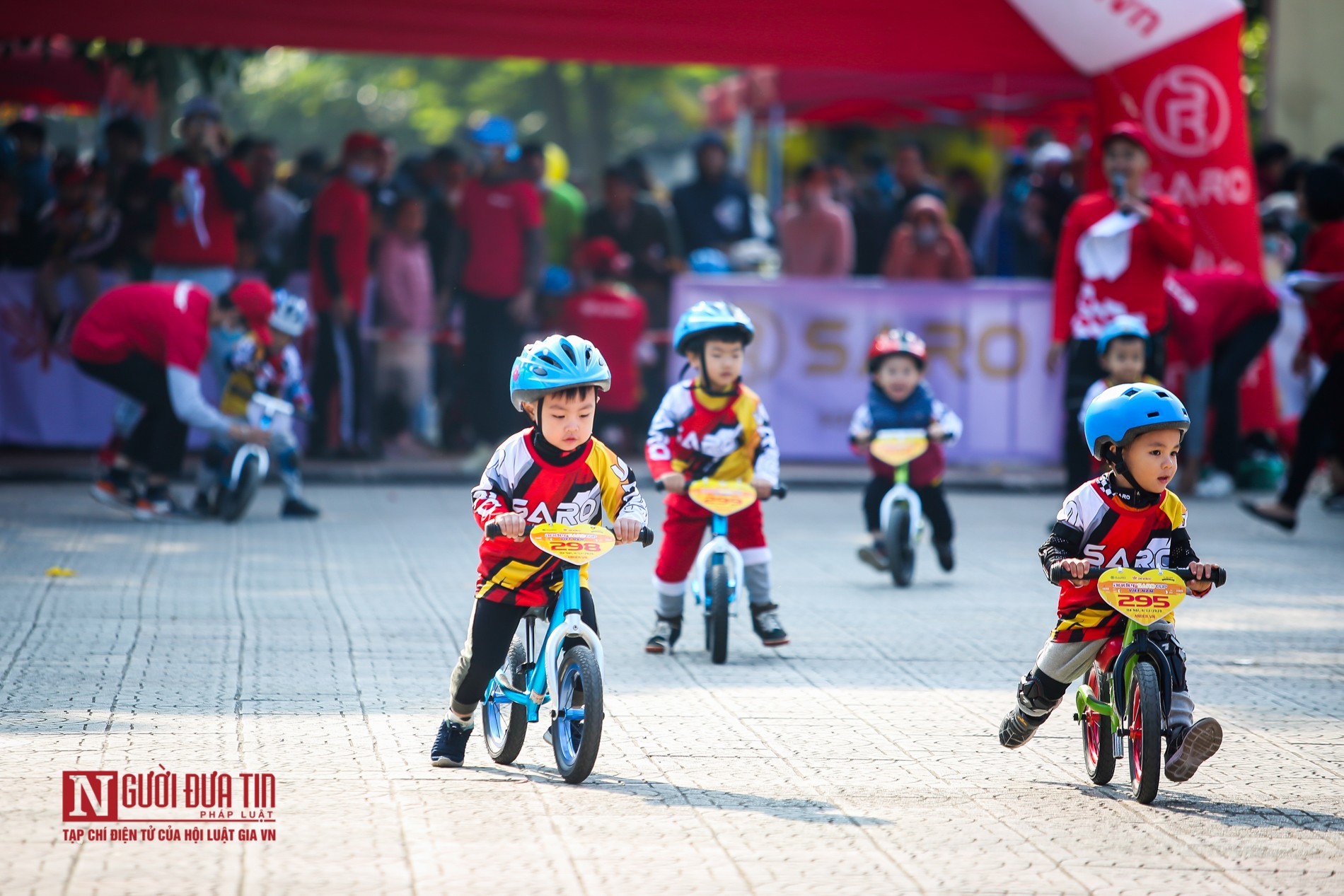 Tin nhanh - 400 cua - rơ nhí tranh tài căng thẳng tại giải đua xe thăng bằng (Hình 2).