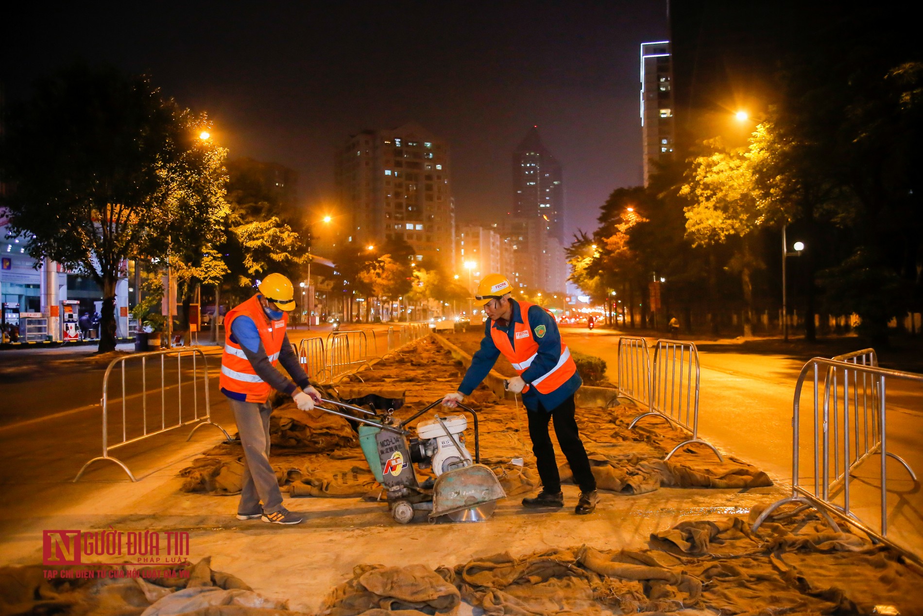 Tin nhanh - Hà Nội: Công nhân xuyên đêm thi công hầm chui nút giao Lê Văn Lương (Hình 2).