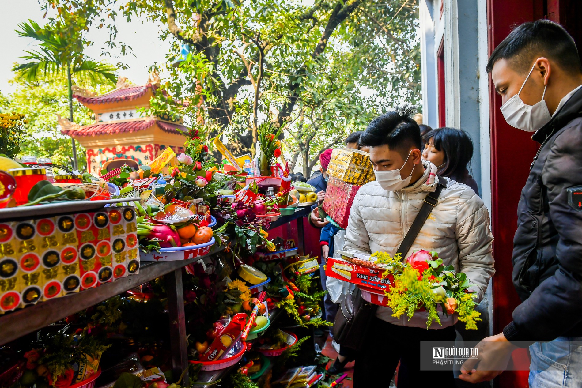 Tin nhanh - Dòng người chen chân lễ Phủ Tây Hồ cuối năm (Hình 4).