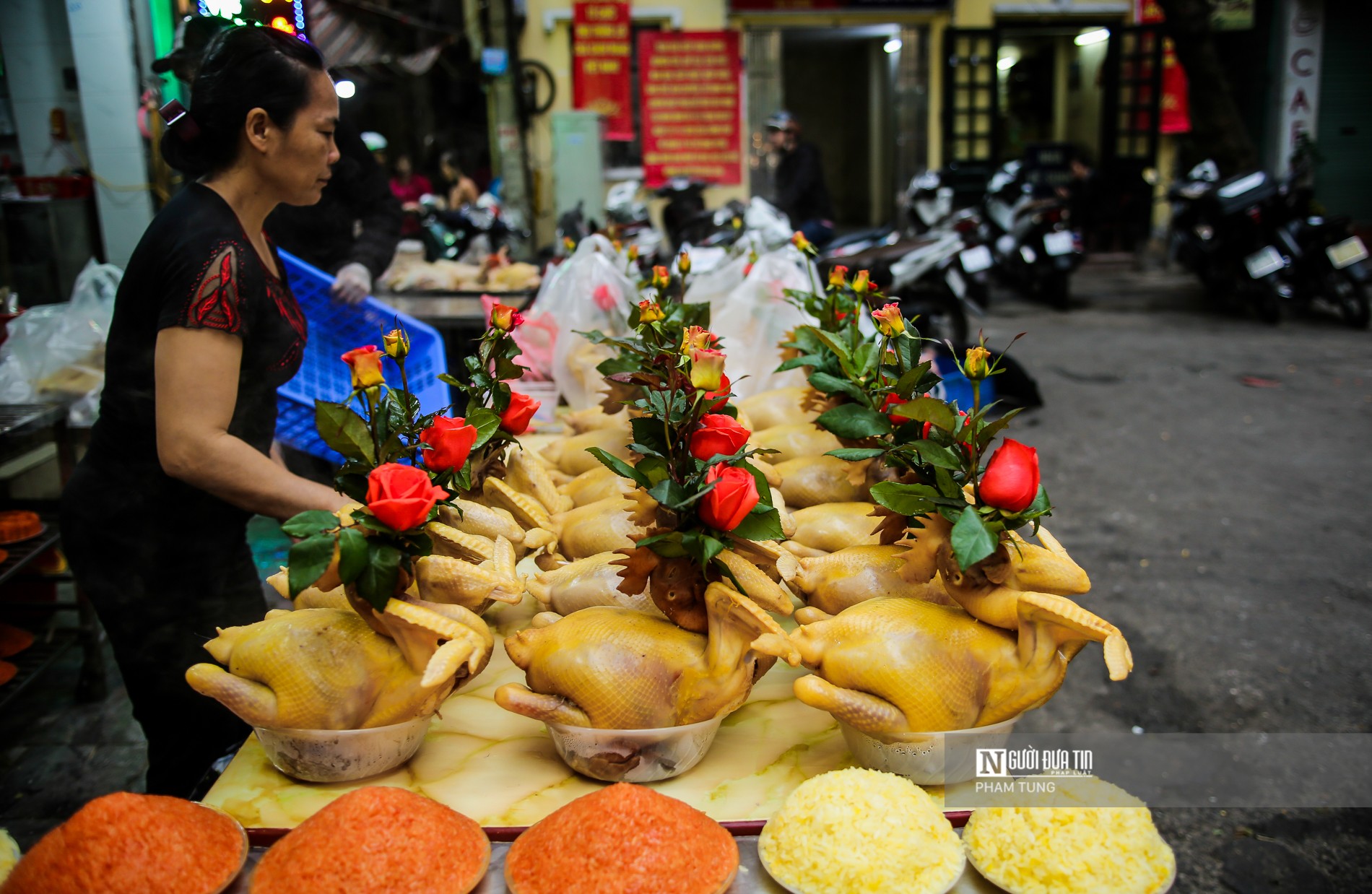 Tin nhanh - Gà ngậm hoa hồng tại “chợ nhà giàu” hút khách ngày rằm tháng Chạp (Hình 2).