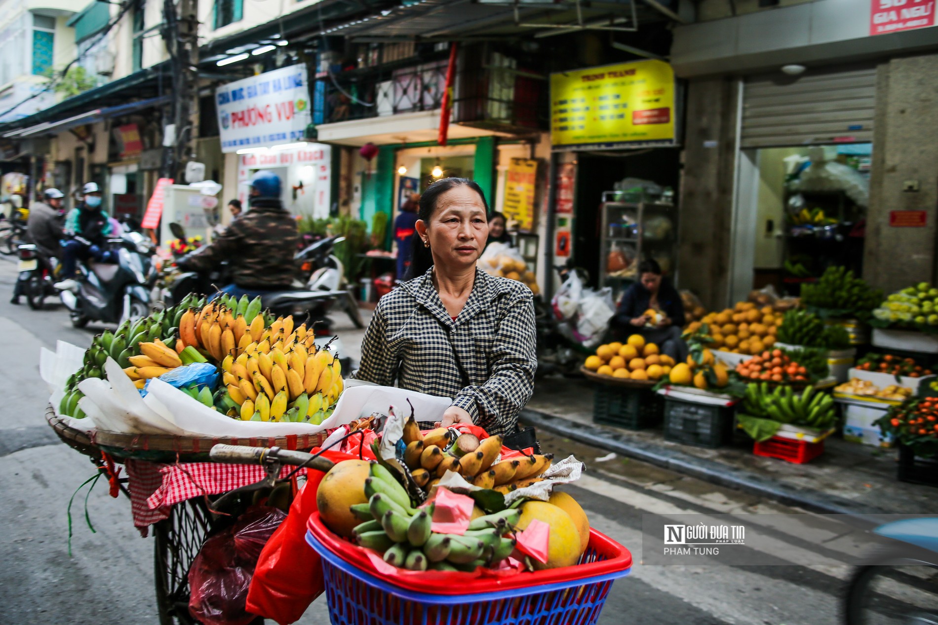 Tin nhanh - Gà ngậm hoa hồng tại “chợ nhà giàu” hút khách ngày rằm tháng Chạp (Hình 8).