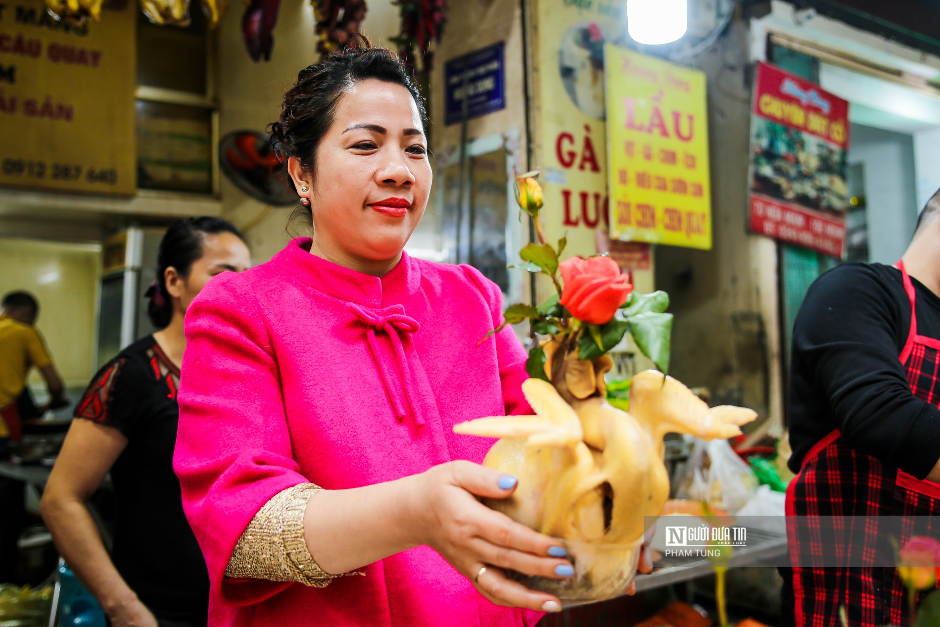 Tin nhanh - Gà ngậm hoa hồng tại “chợ nhà giàu” hút khách ngày rằm tháng Chạp (Hình 5).