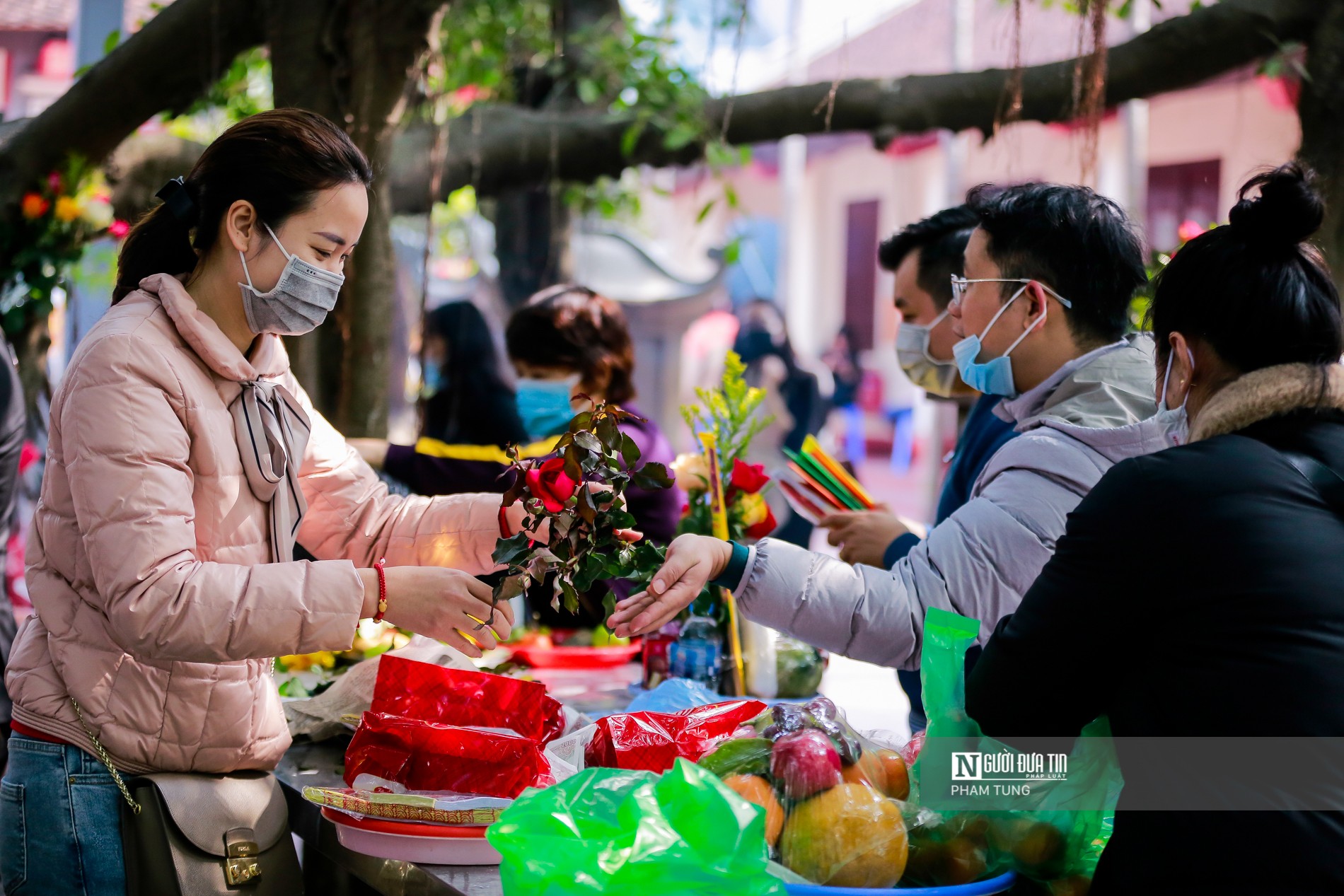 Tin nhanh - Người dân ùn ùn đổ về phủ Tây Hồ ngày rằm tháng Chạp (Hình 8).