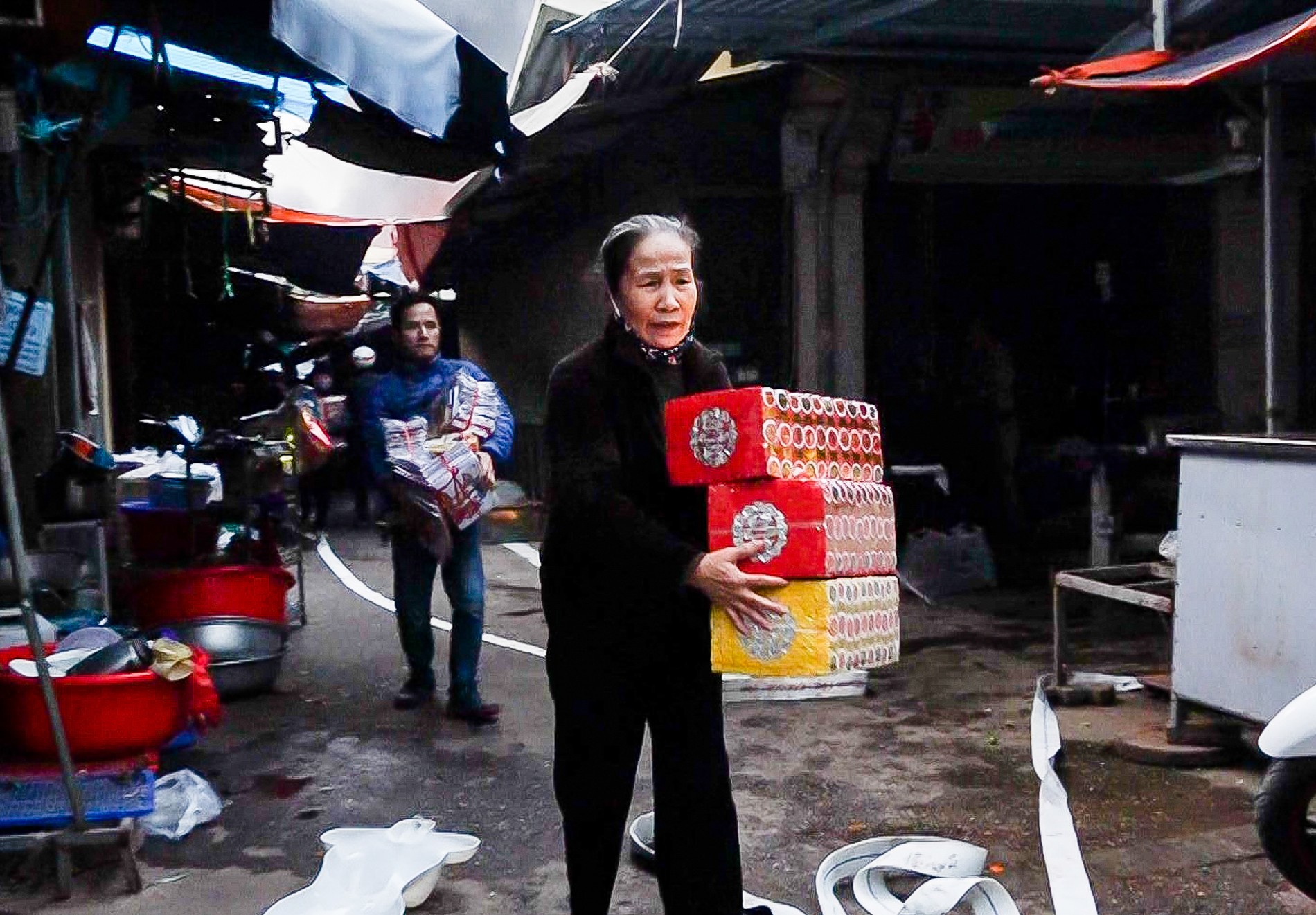 Tin nhanh - Hà Nội: Cháy lớn gần chợ Xanh Linh Đàm, tiểu thương hoảng loạn tháo chạy (Hình 4).