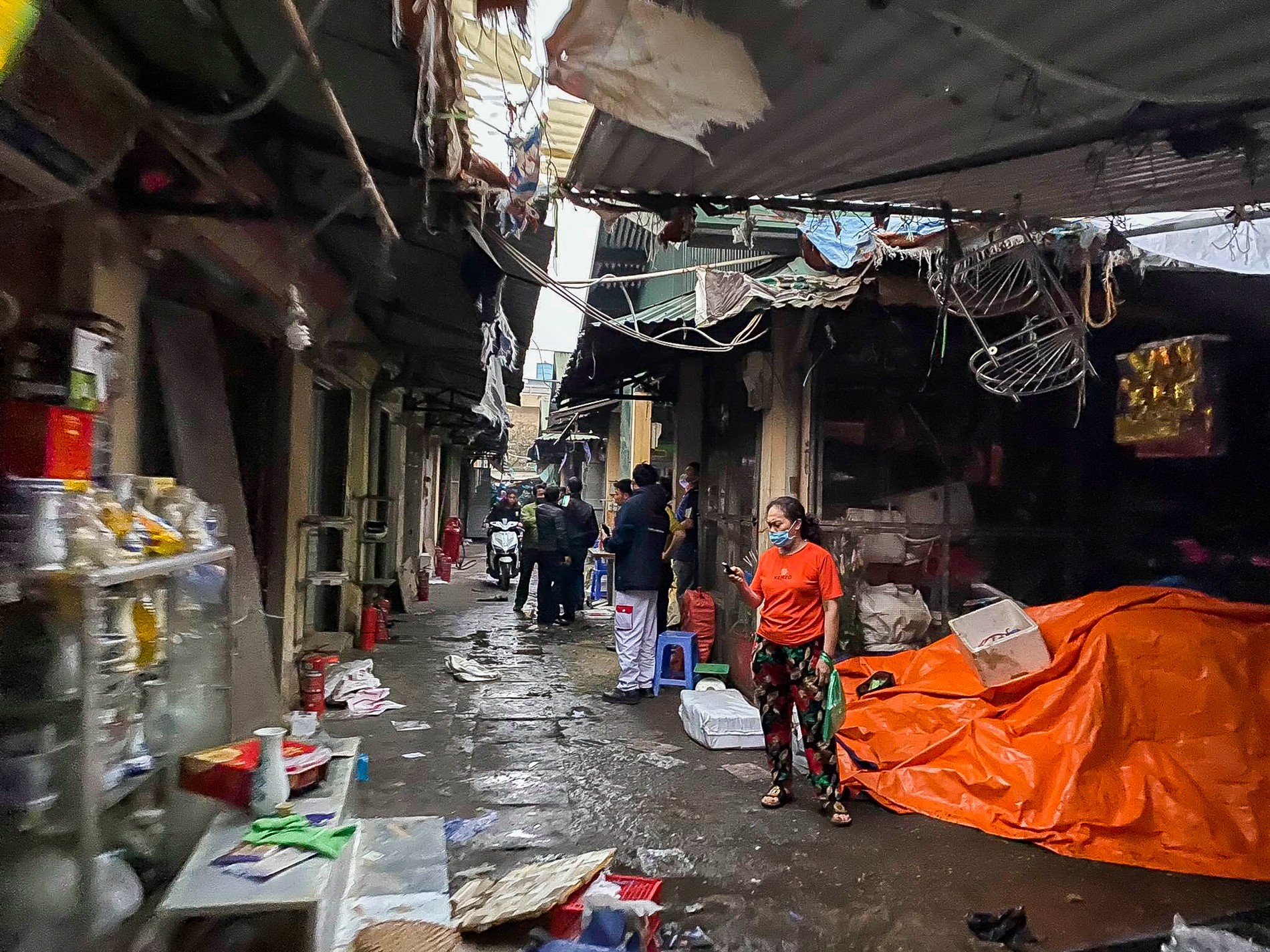 Tin nhanh - Hà Nội: Cháy lớn gần chợ Xanh Linh Đàm, tiểu thương hoảng loạn tháo chạy (Hình 5).