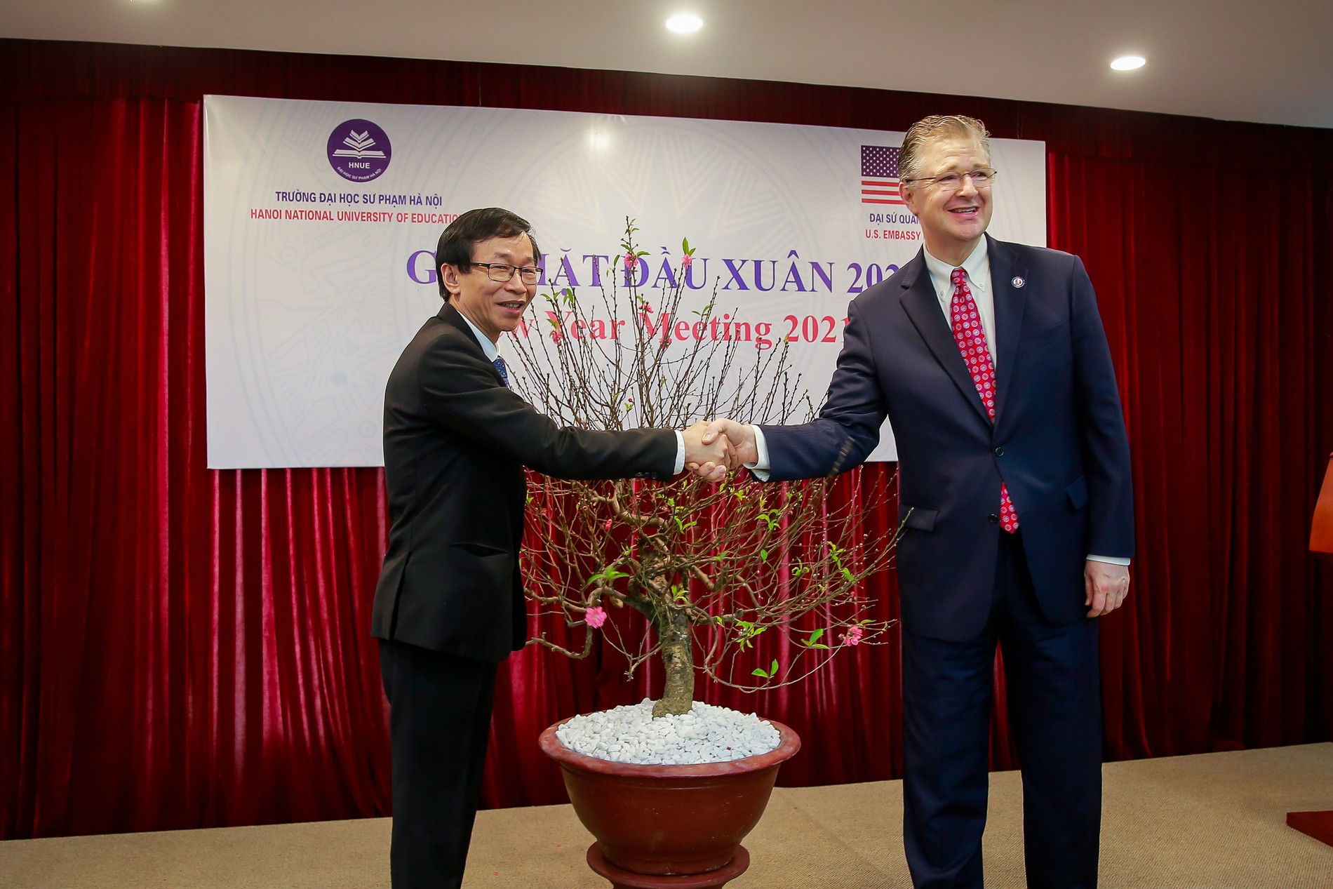 Tin nhanh - Đại sứ Hoa Kỳ tặng cây đào Tết cho “ngôi đền của những người lái đò” (Hình 2).