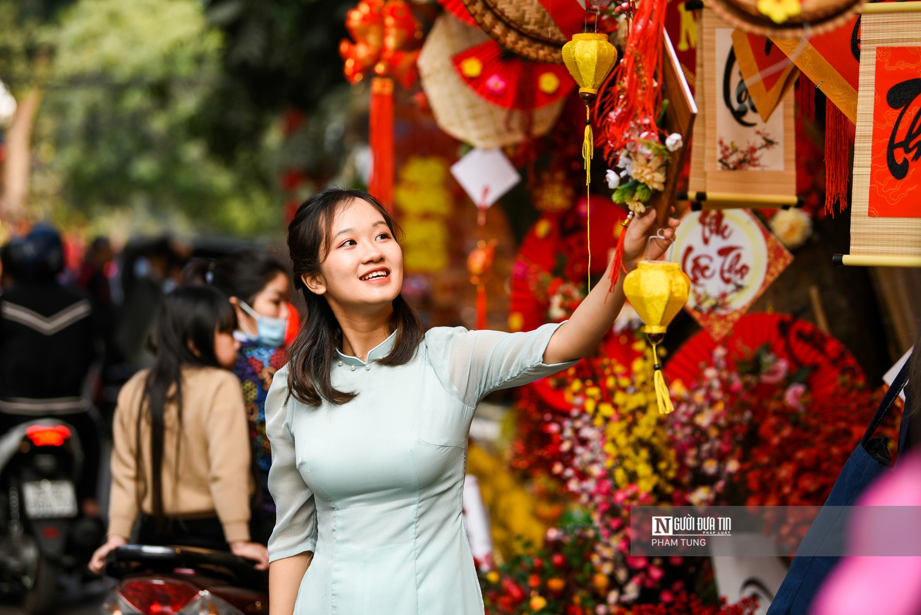 Tin nhanh - Giới trẻ thích thú 'check in' tại Hàng Mã đón xuân về (Hình 3).