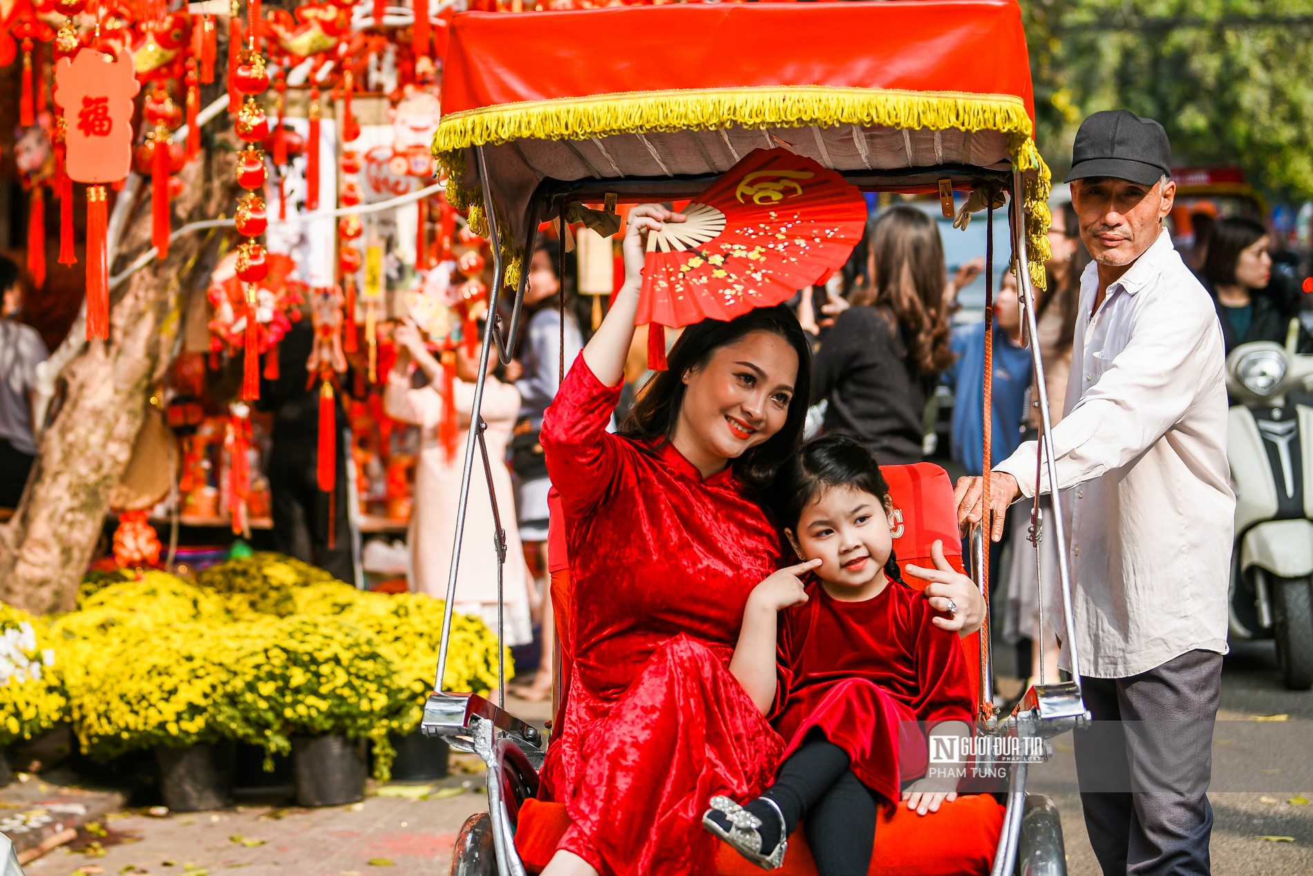 Tin nhanh - Giới trẻ thích thú 'check in' tại Hàng Mã đón xuân về (Hình 2).