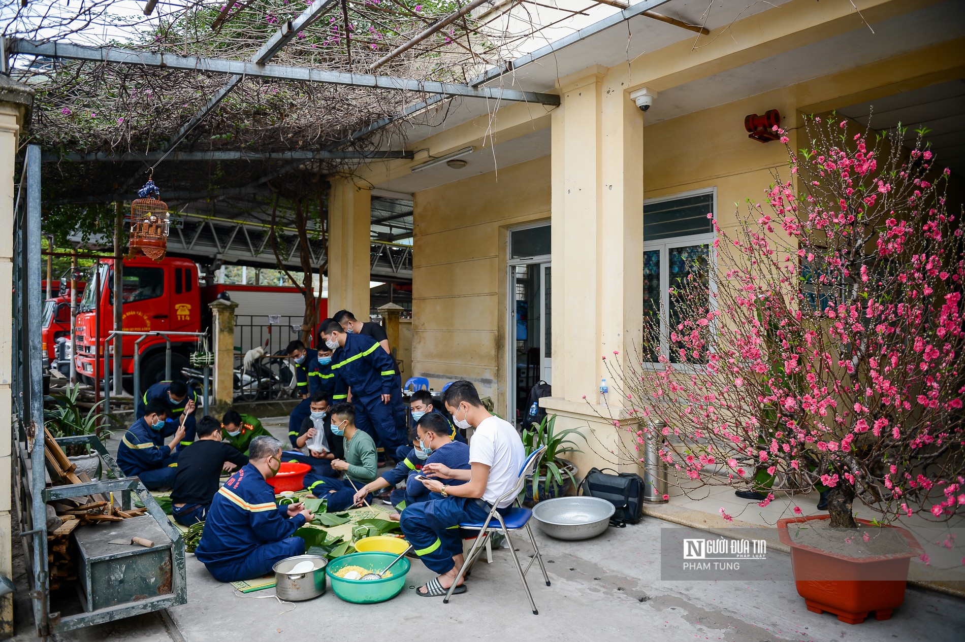 Tin nhanh - Lính cứu hỏa trổ tài gói bánh chưng đón Tết