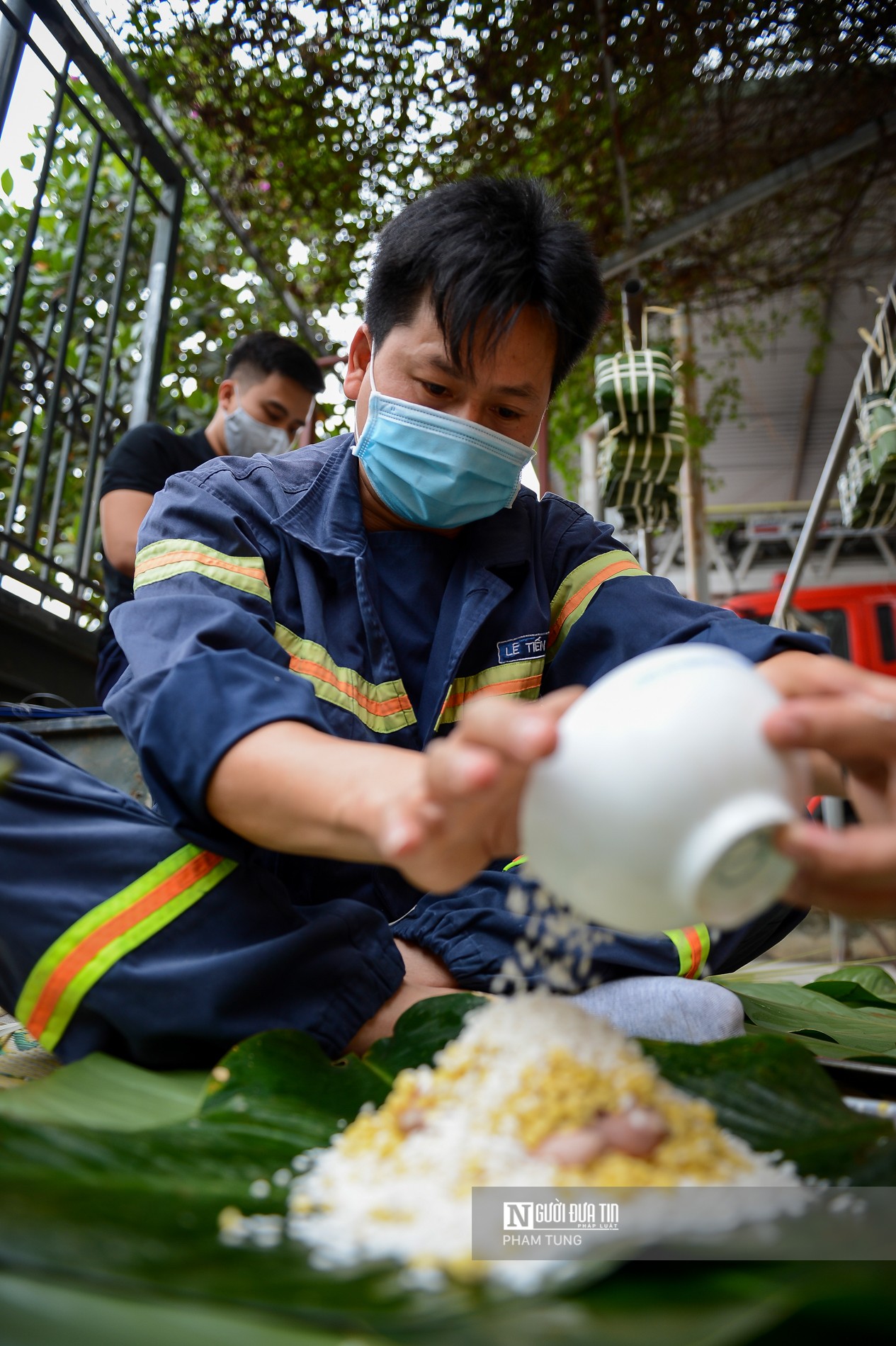 Tin nhanh - Lính cứu hỏa trổ tài gói bánh chưng đón Tết (Hình 5).