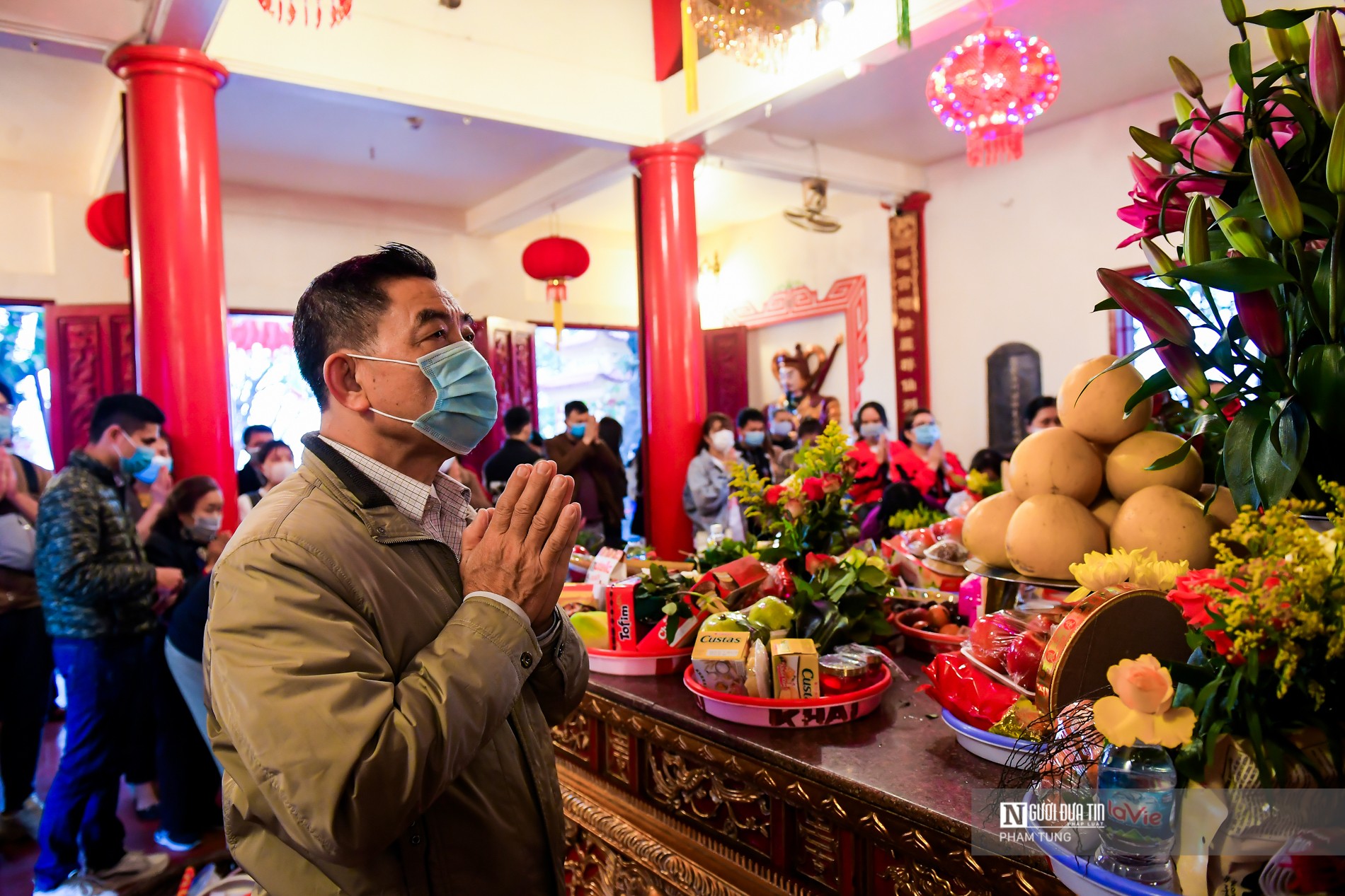 Tin nhanh - Người dân bịt kín khẩu trang lễ Phủ Tây Hồ (Hình 6).