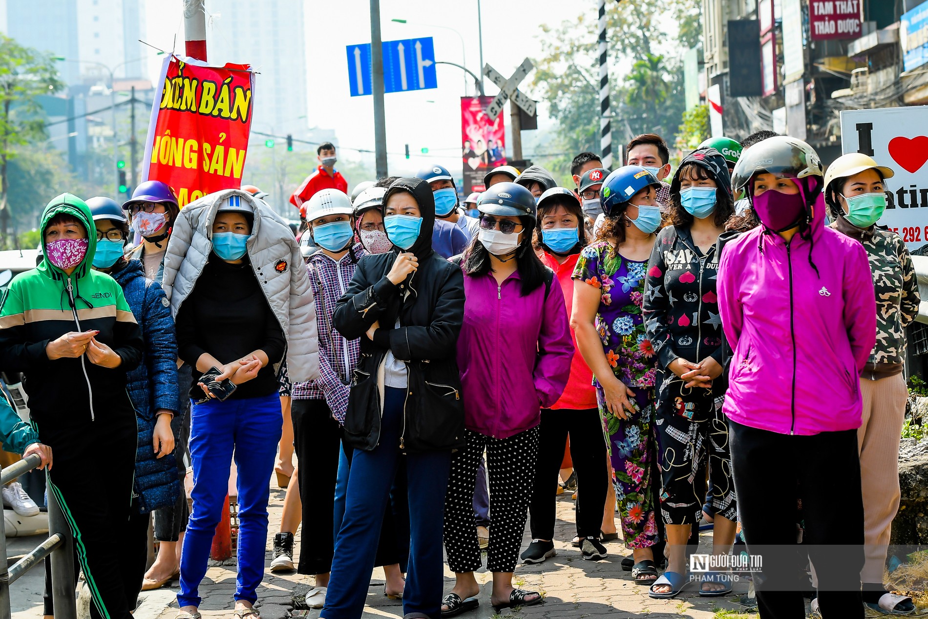 Tin nhanh - Hà Nội: Người dân đội nắng 'giải cứu' nông sản Hải Dương