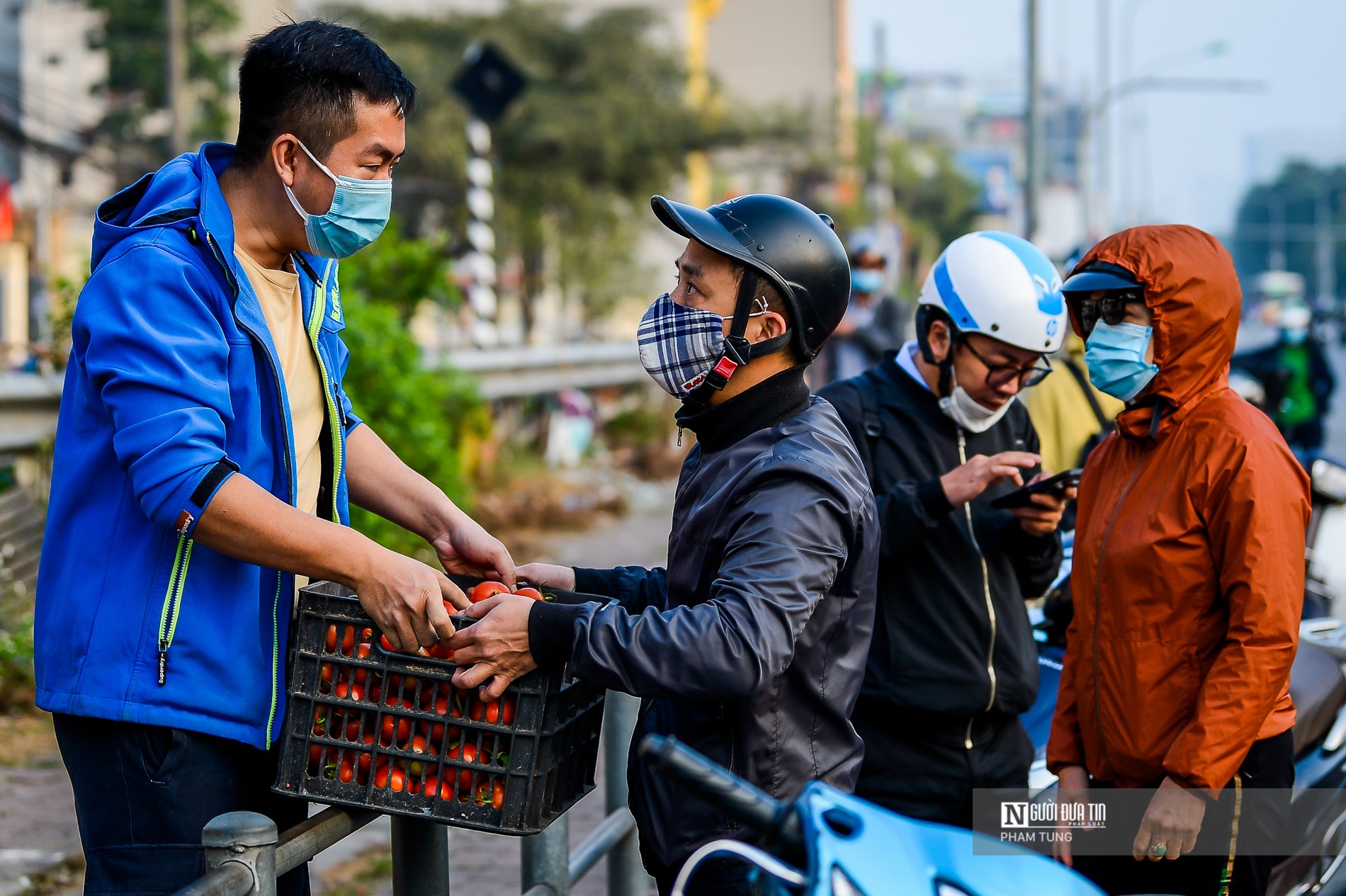 Tin nhanh - Hà Nội: Người dân đội nắng 'giải cứu' nông sản Hải Dương (Hình 11).