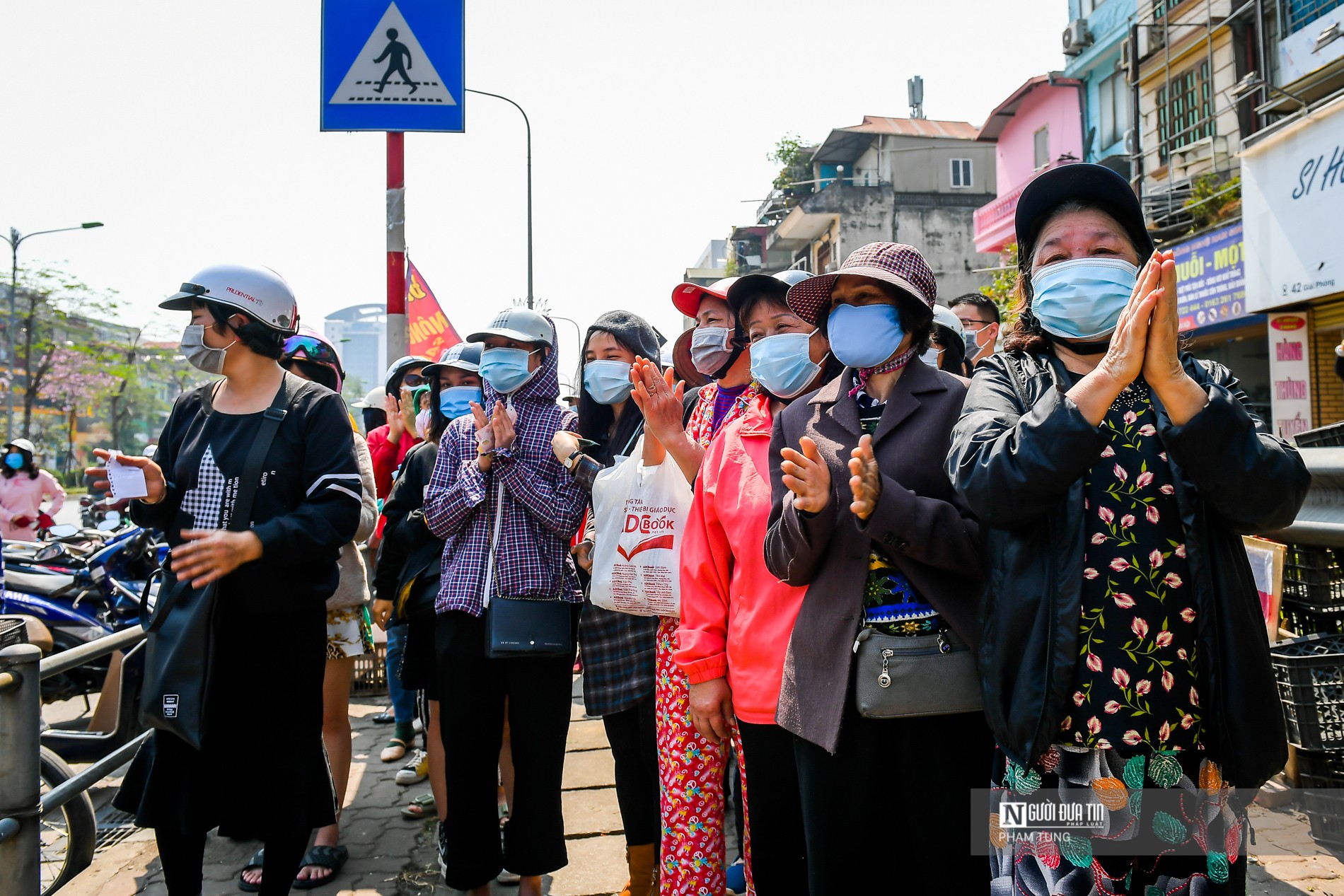 Tin nhanh - Hà Nội: Người dân đội nắng 'giải cứu' nông sản Hải Dương (Hình 4).