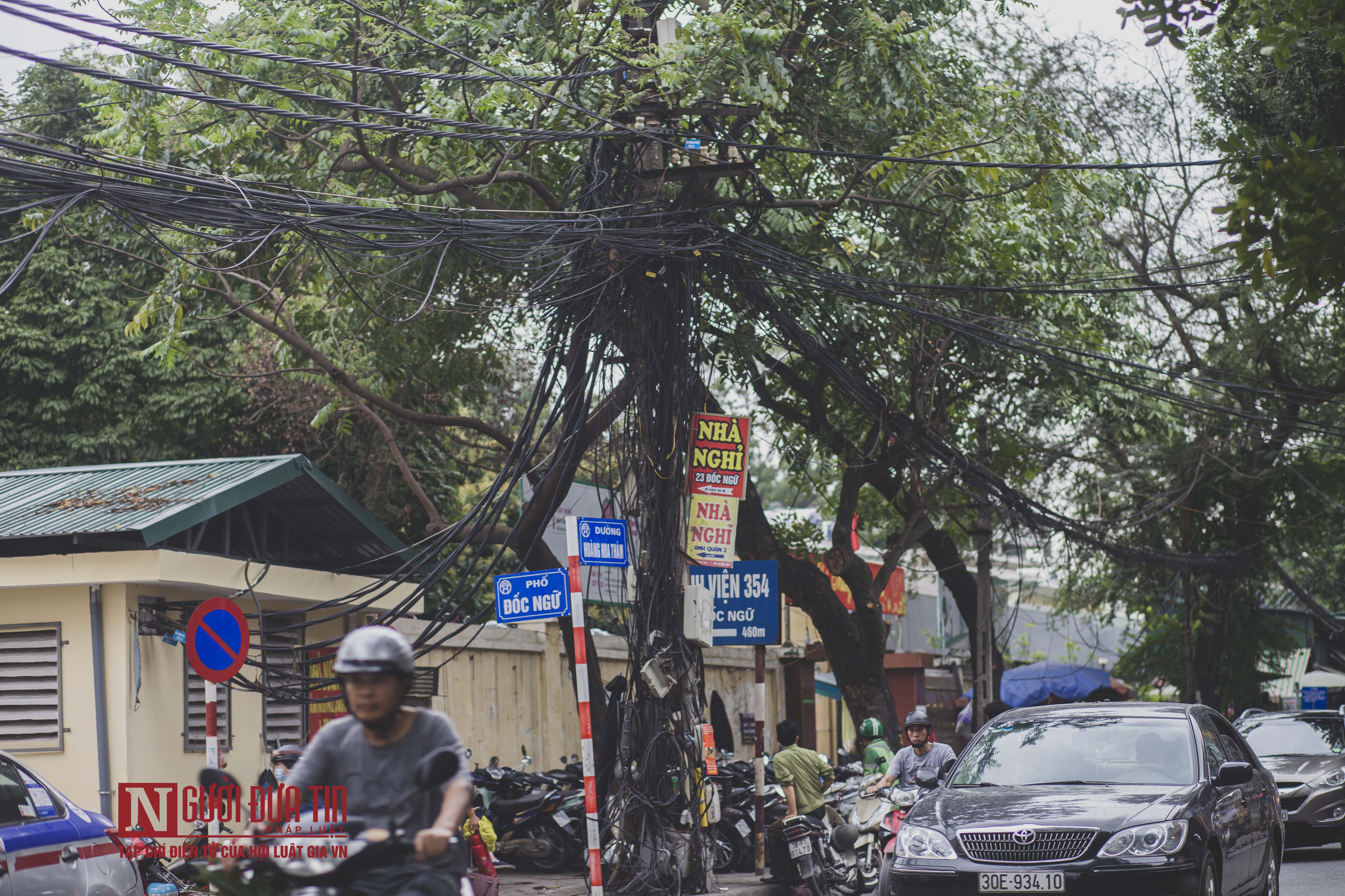 Dân sinh - Dây điện chằng chịt trên nhiều tuyến phố, nguy hiểm cận kề người dân (Hình 11).