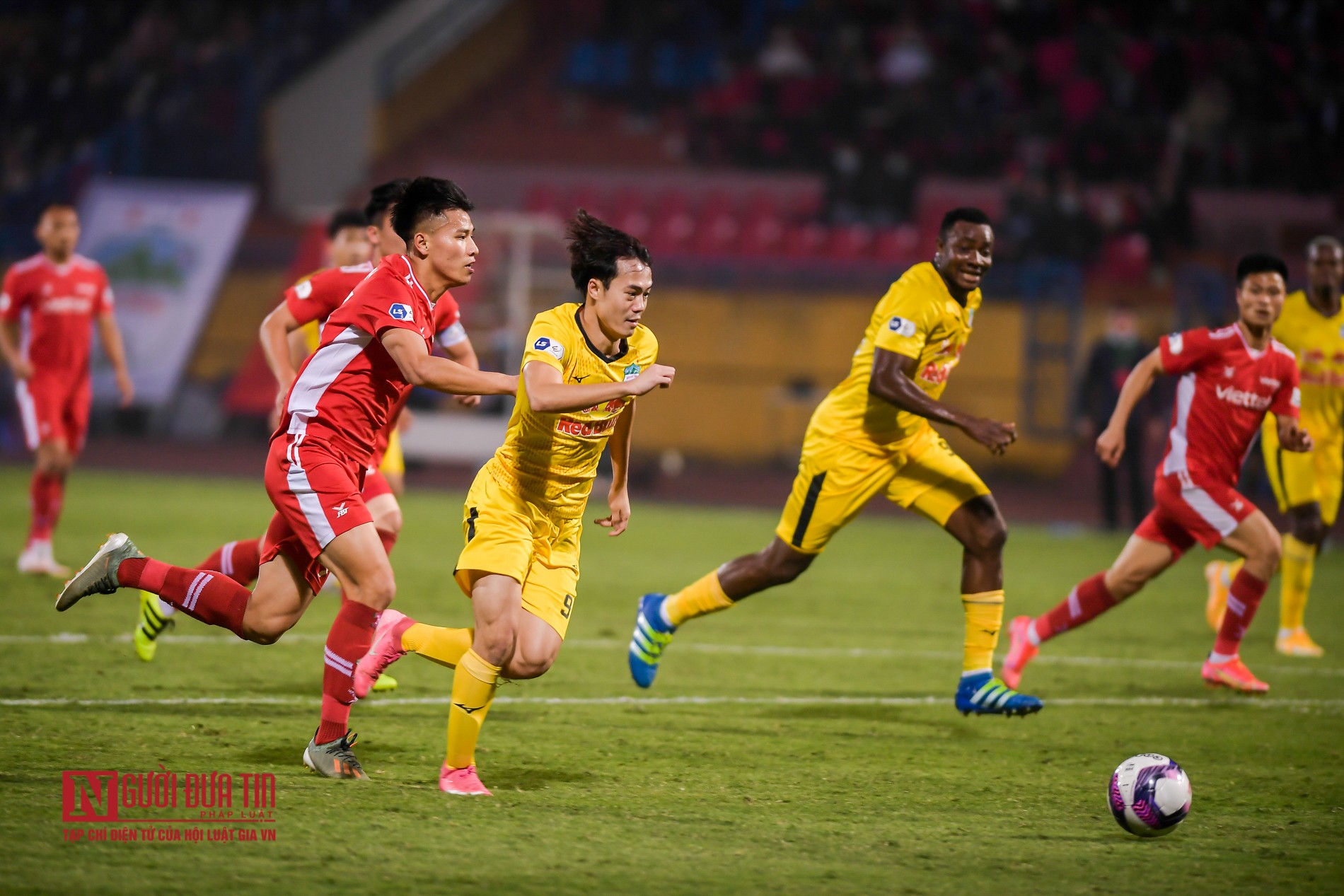 Thể thao - Chùm ảnh: Đánh bại Viettel, HAGL lên đầu bảng V-League