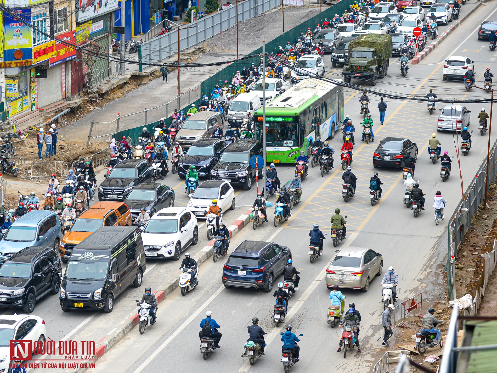 Dân sinh - Hà Nội: Nối đuôi nhau đi ngược chiều qua hầm chui đang thi công