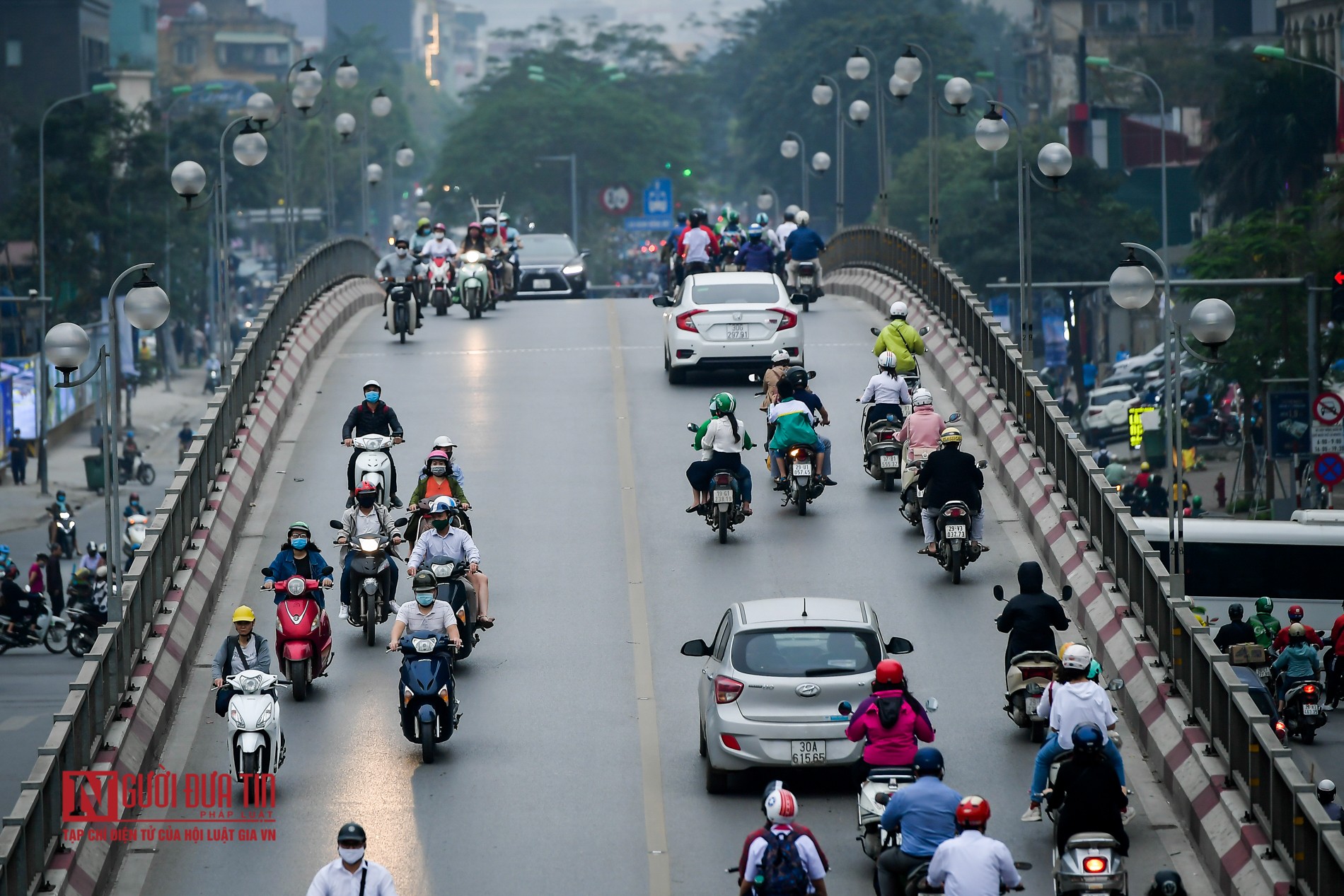 Dân sinh - Hà Nội: Biển cấm 'vô hình' trên cầu vượt (Hình 8).