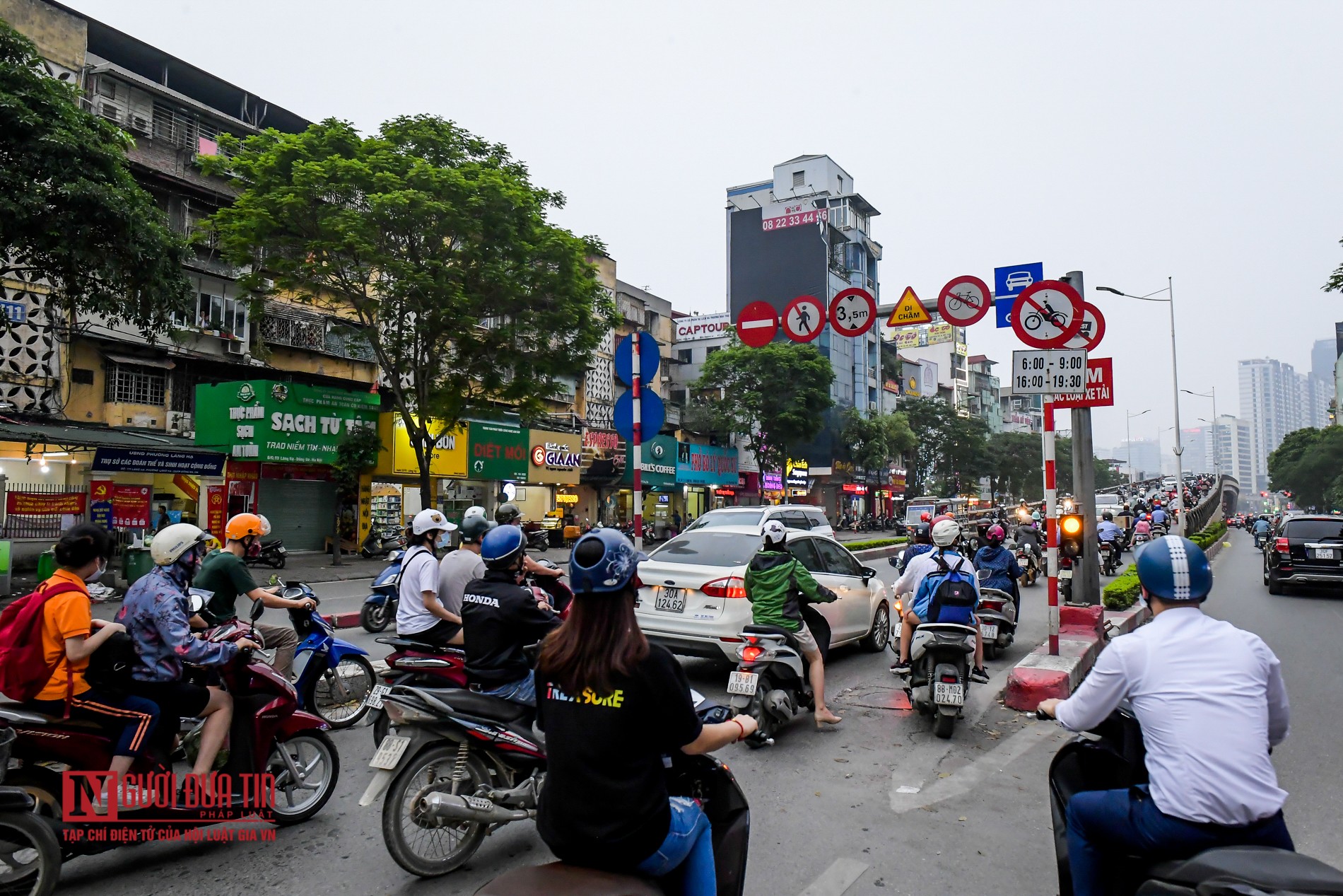 Dân sinh - Hà Nội: Biển cấm 'vô hình' trên cầu vượt (Hình 3).