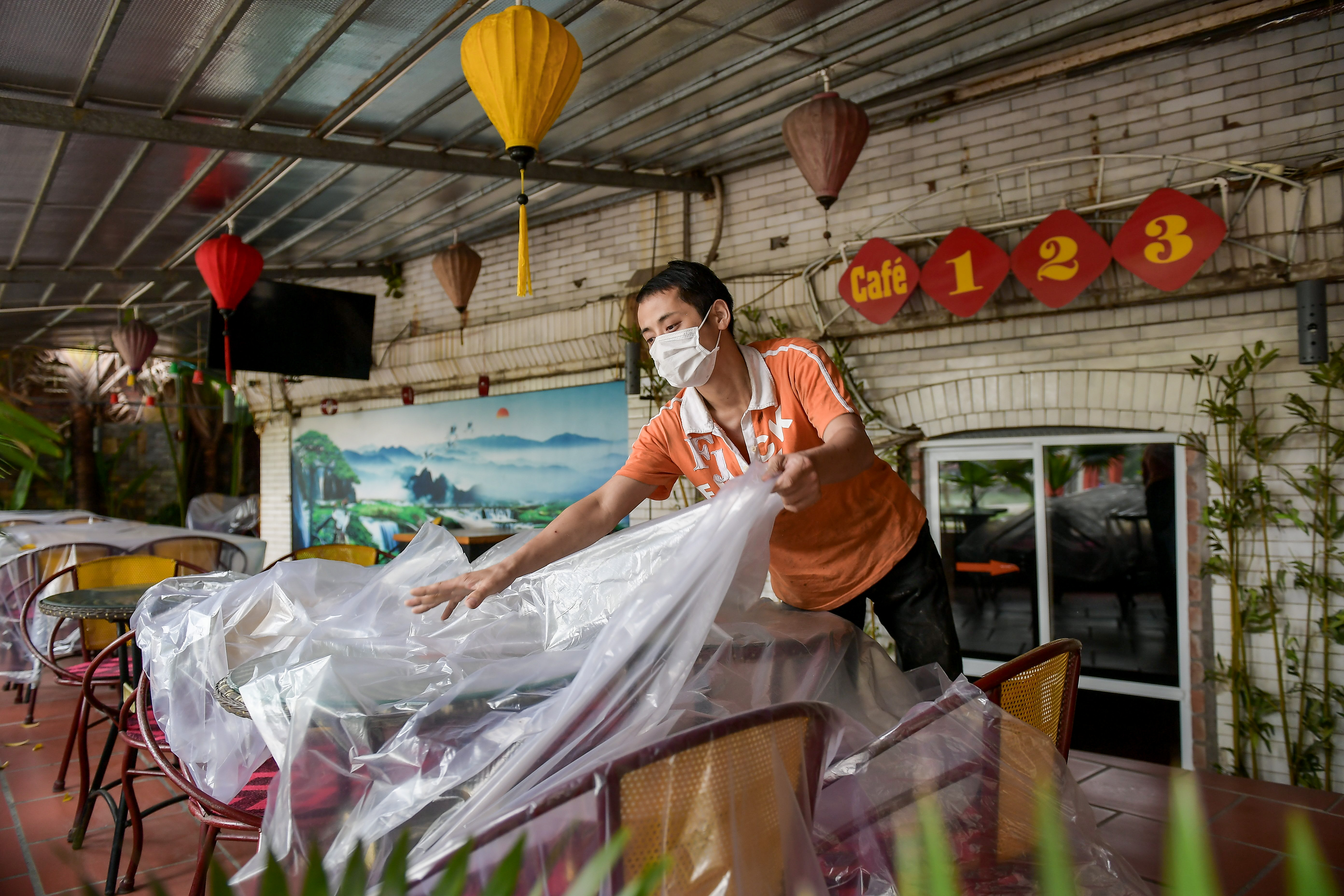 Dân sinh - Hải Dương: Hàng quán tất bật dọn dẹp chuẩn bị mở cửa trở lại (Hình 2).