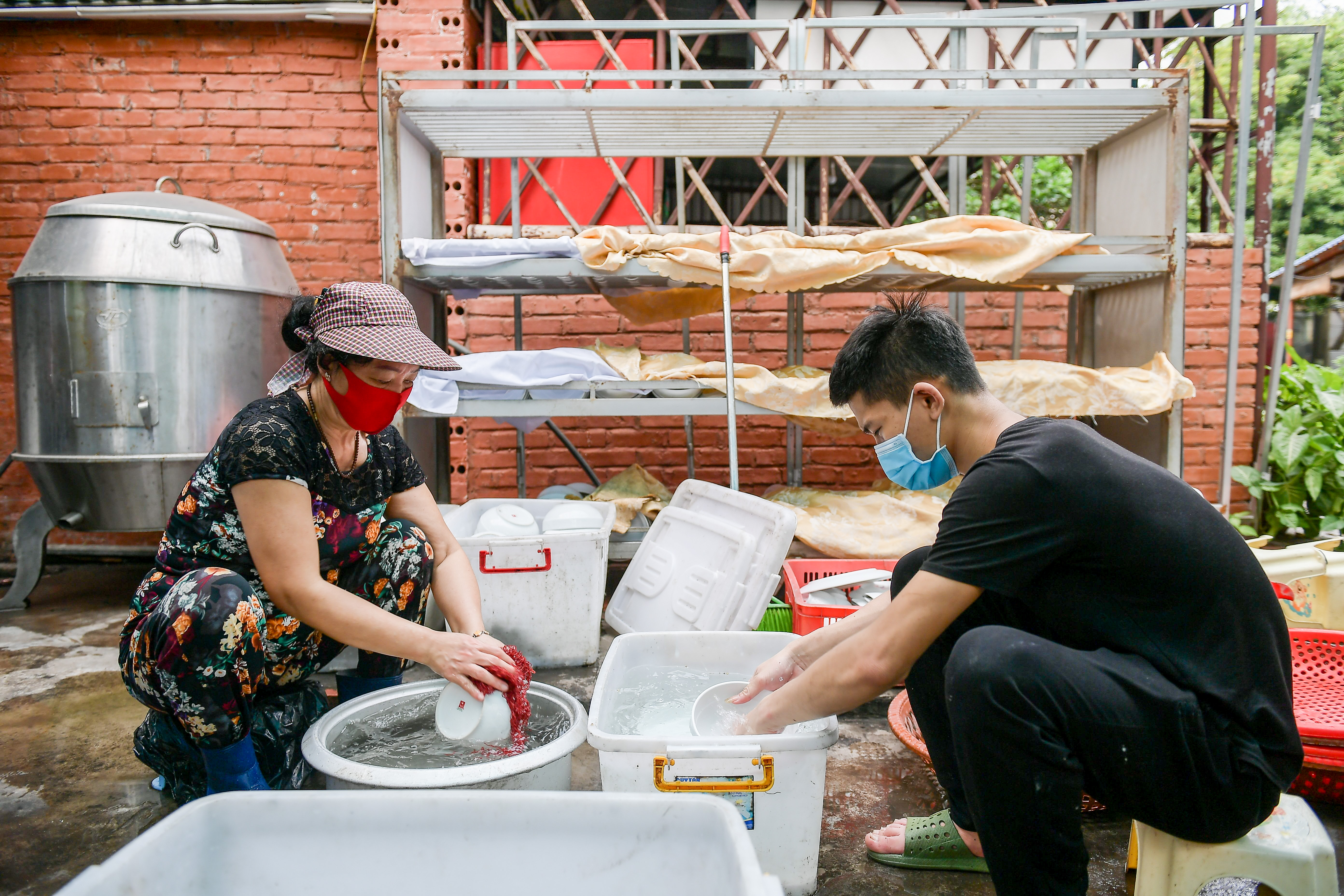 Dân sinh - Hải Dương: Hàng quán tất bật dọn dẹp chuẩn bị mở cửa trở lại (Hình 8).