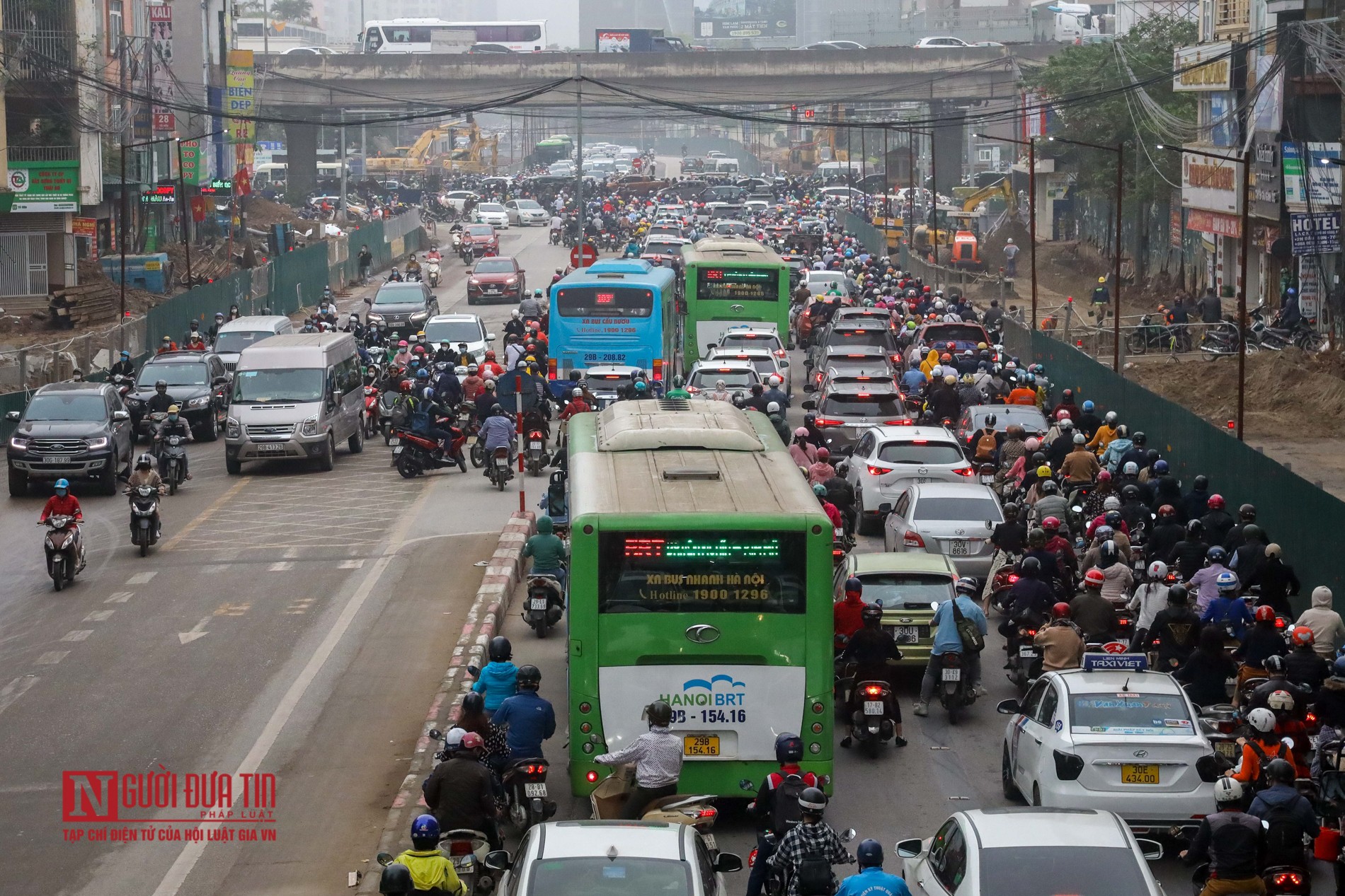 Dân sinh - Đường BRT “thất thủ”, xe buýt nhanh “nhảy” khỏi làn ưu tiên (Hình 9).