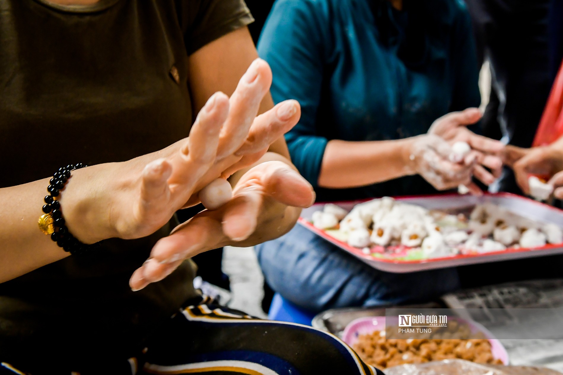 Dân sinh - Tết Hàn thực: Người dân xếp hàng dài mua bánh trôi, bánh chay (Hình 5).