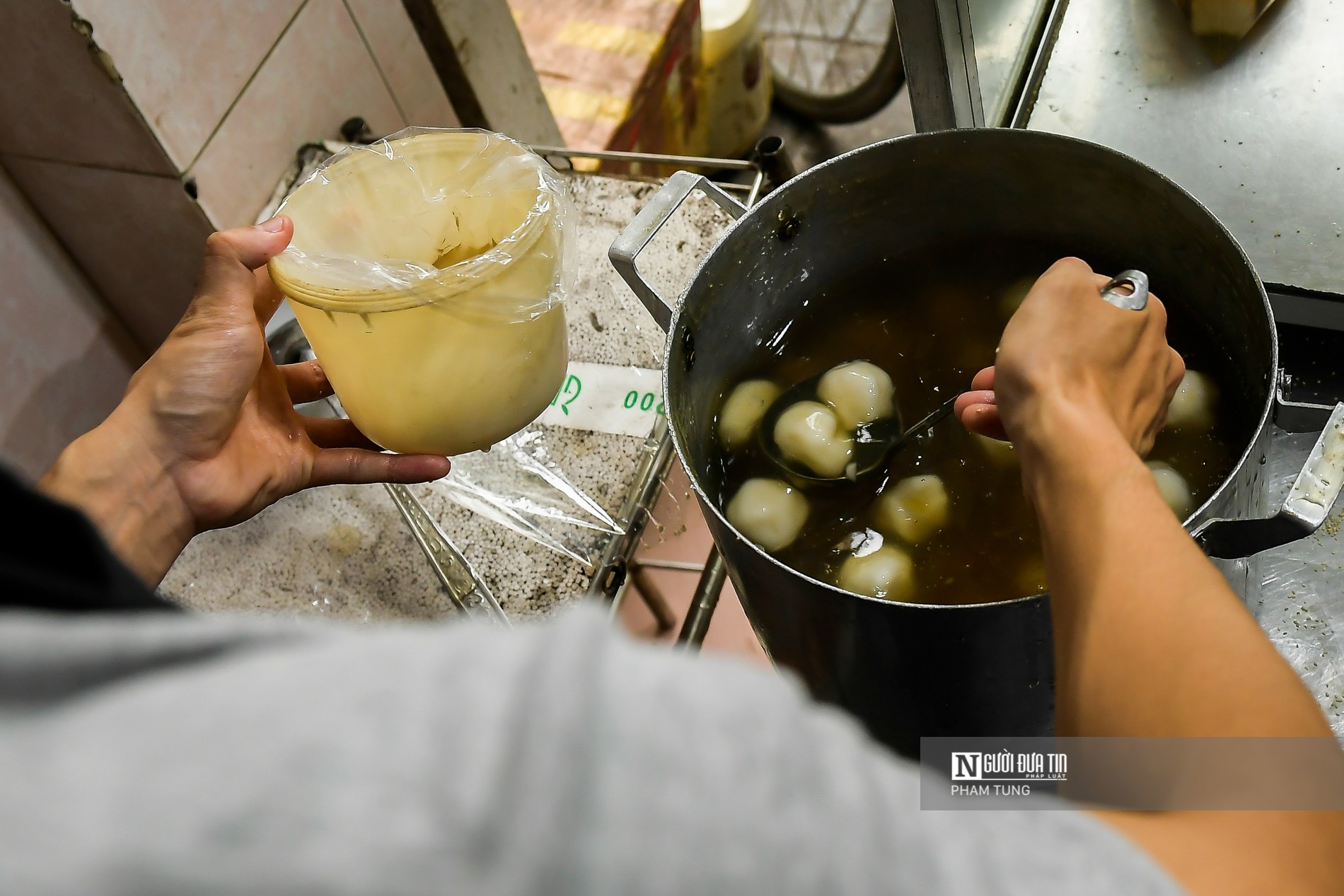 Dân sinh - Tết Hàn thực: Người dân xếp hàng dài mua bánh trôi, bánh chay (Hình 7).