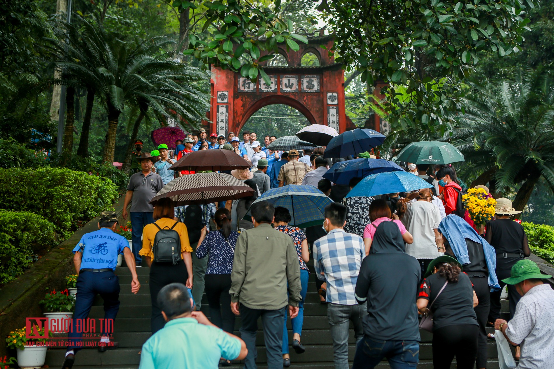 Văn hoá - Dòng người “đội mưa” đổ về Đền Hùng